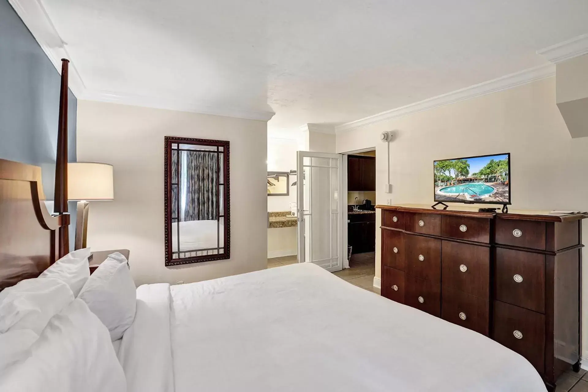 Photo of the whole room, Bed in Fort Lauderdale Grand Hotel