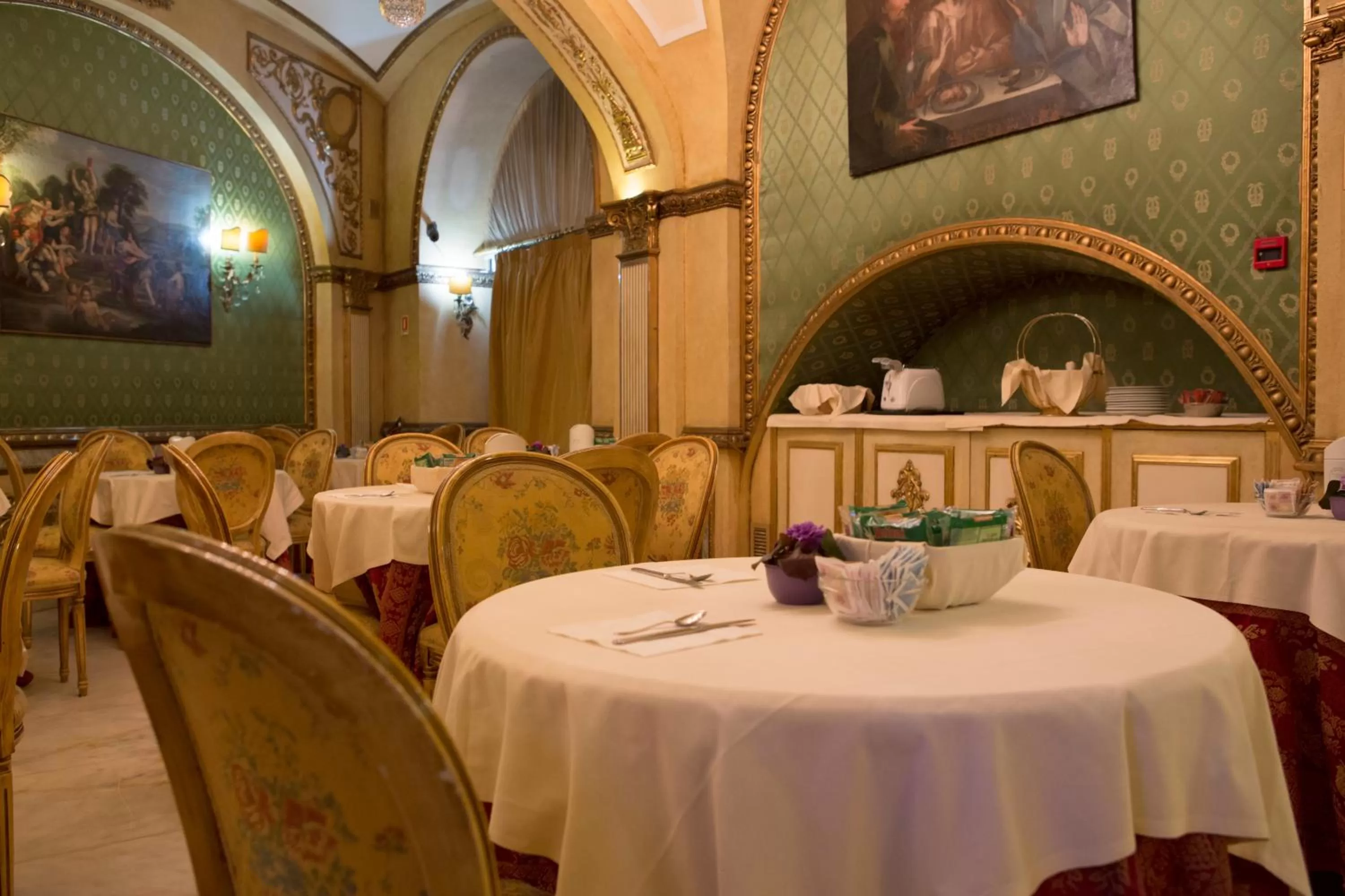 Restaurant/places to eat in Hotel Des Epoques
