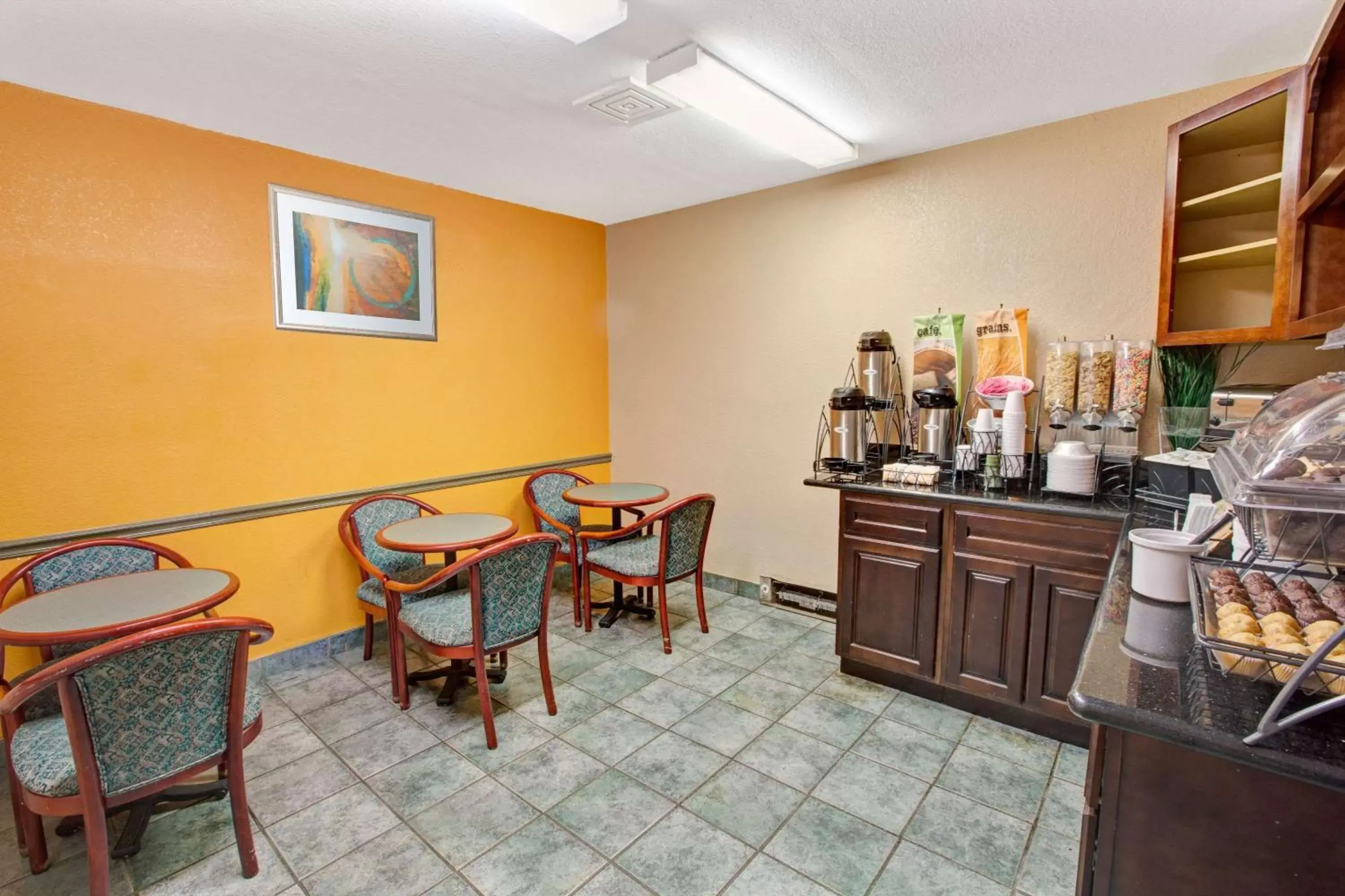 Restaurant/places to eat in Microtel Inn & Suites by Wyndham Gatlinburg Restaurant/places to eat in Microtel Inn & Suites by Wyndham Gatlinburg