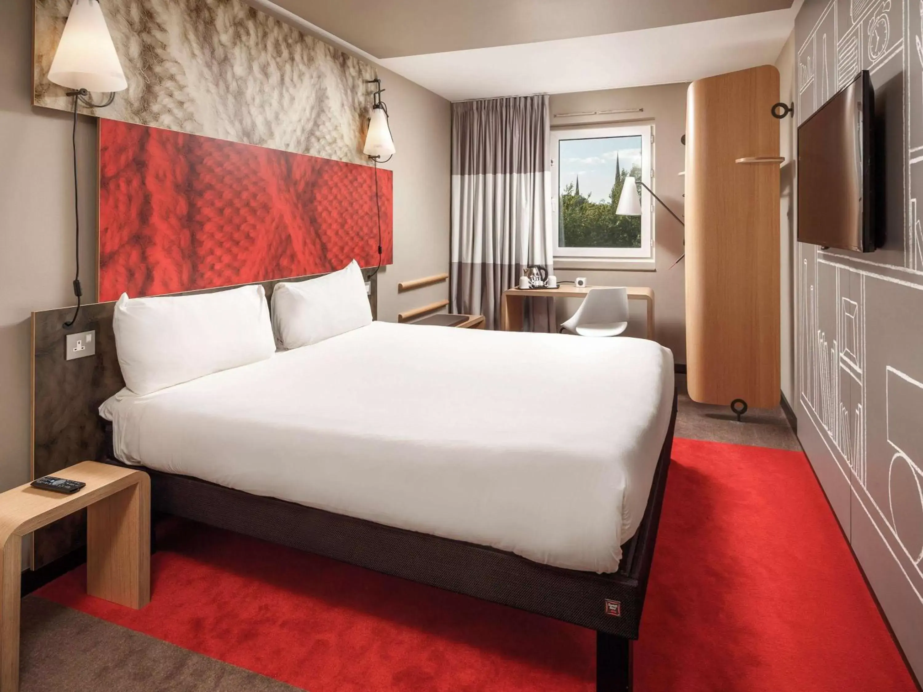Photo of the whole room, Bed in ibis Coventry Centre