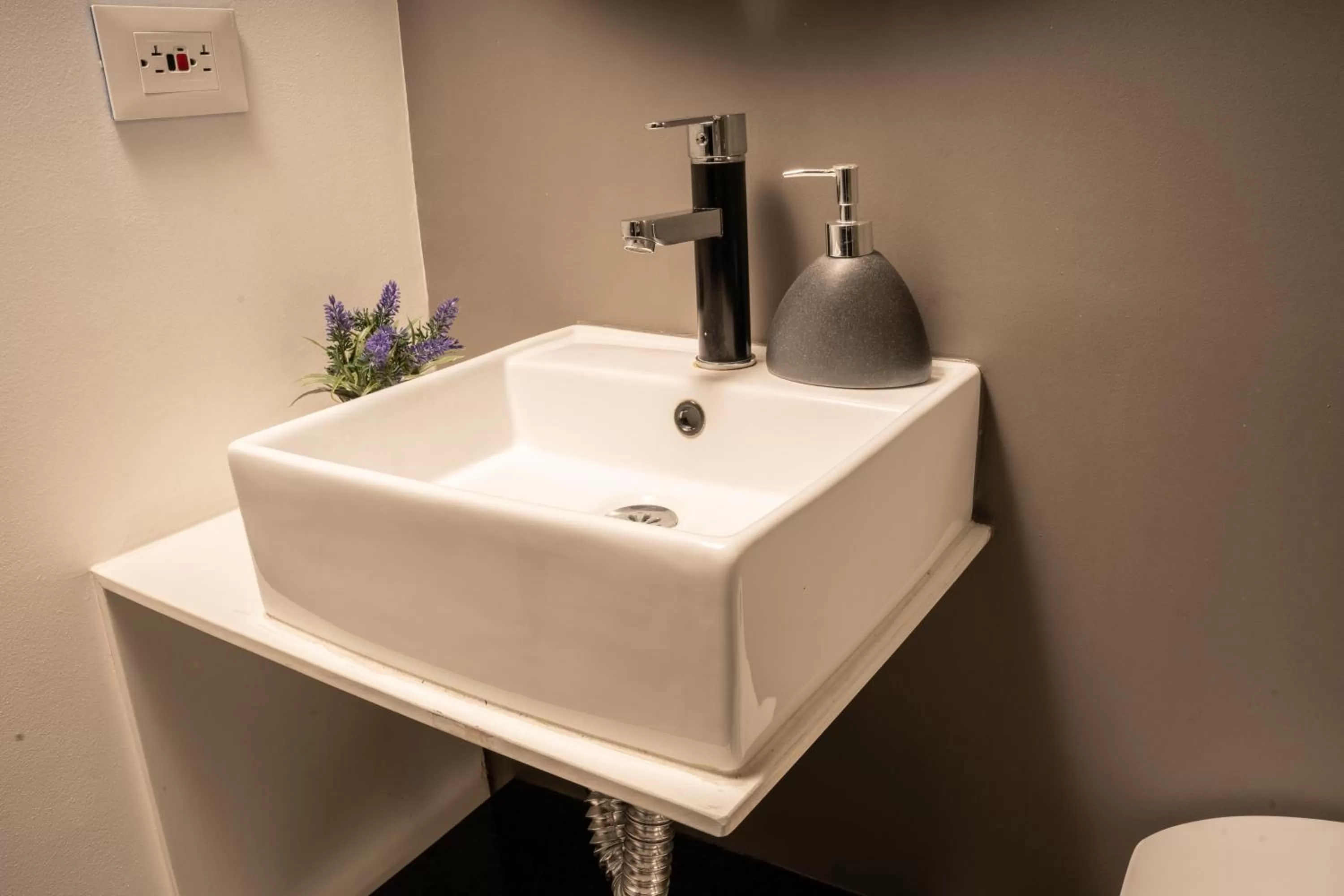 Bathroom in The Coffee Club Apartahotel