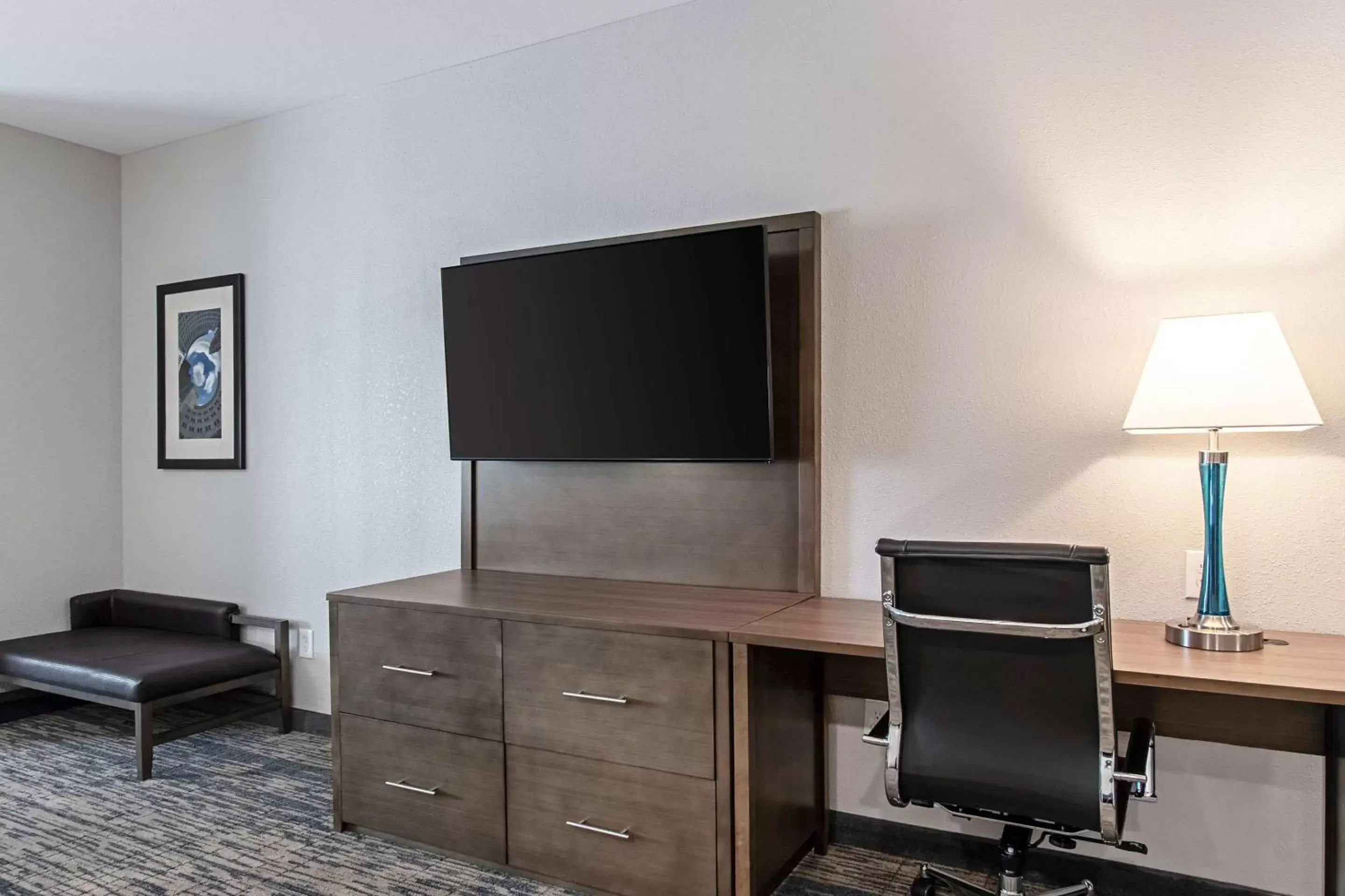 Bedroom, TV/Entertainment Center in Comfort Suites Grove City - Columbus South