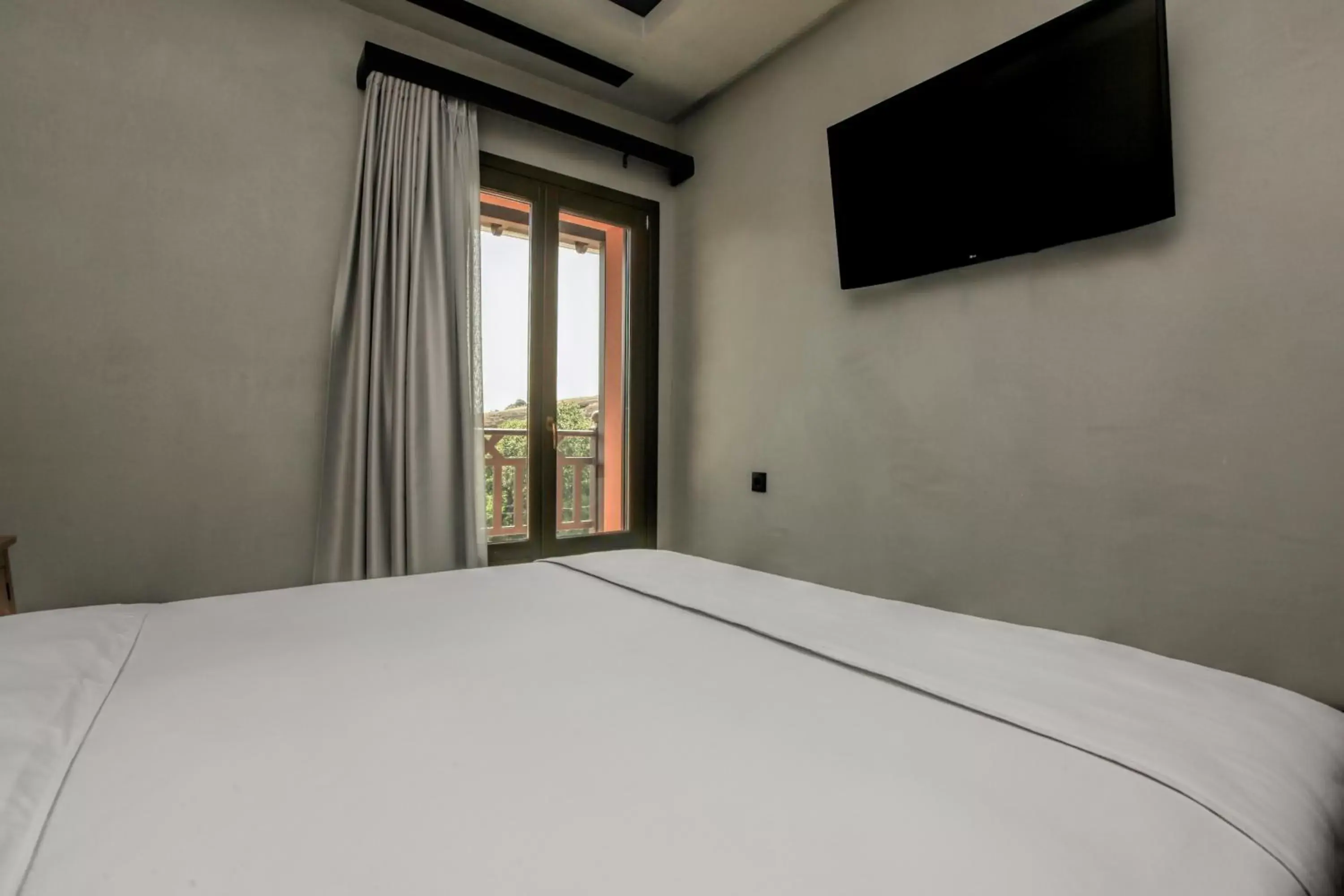 Bed in Meteora Heaven and Earth Kastraki premium suites