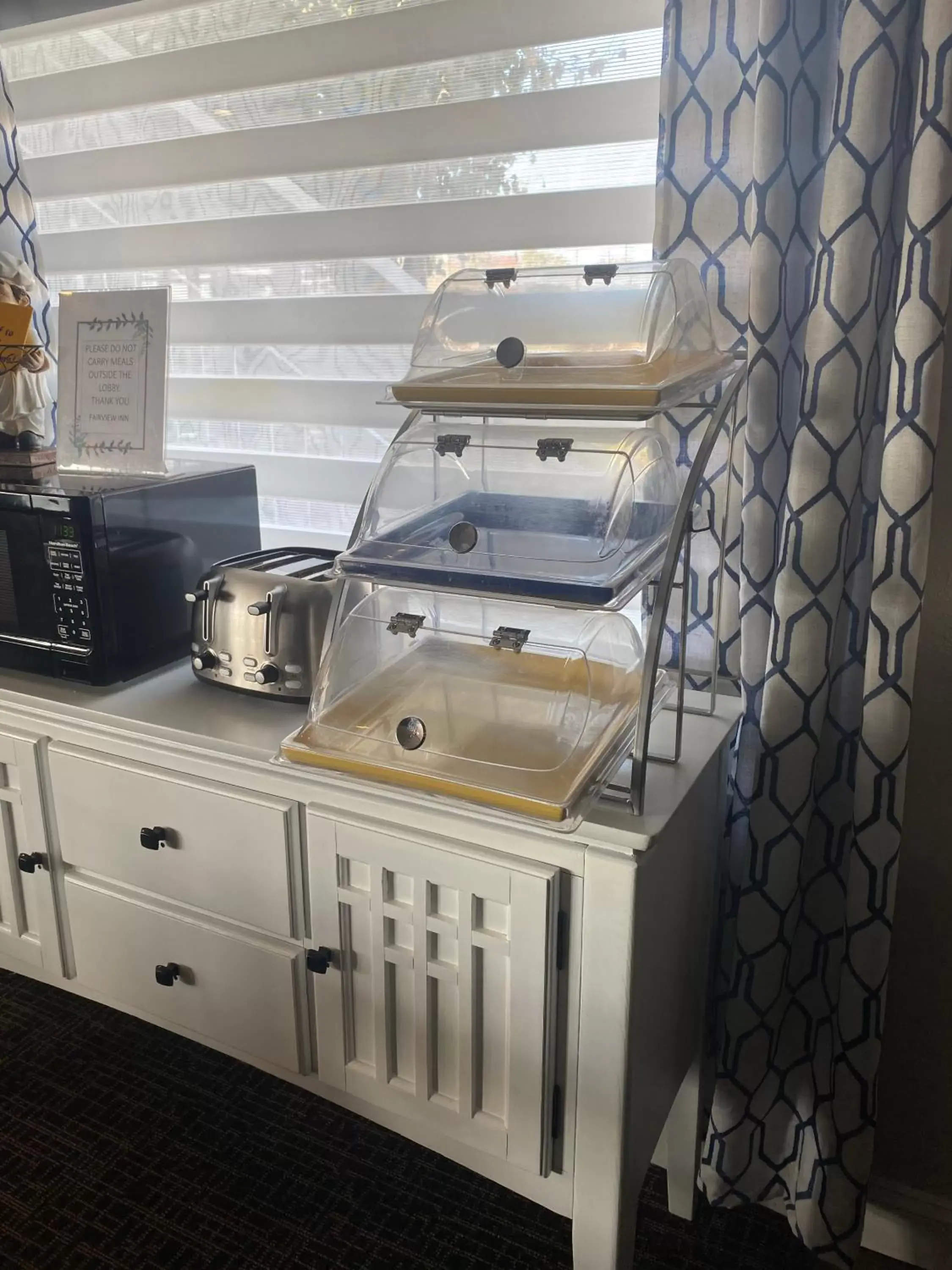 Kitchen/Kitchenette in Fairview Inn - Greensboro Airport