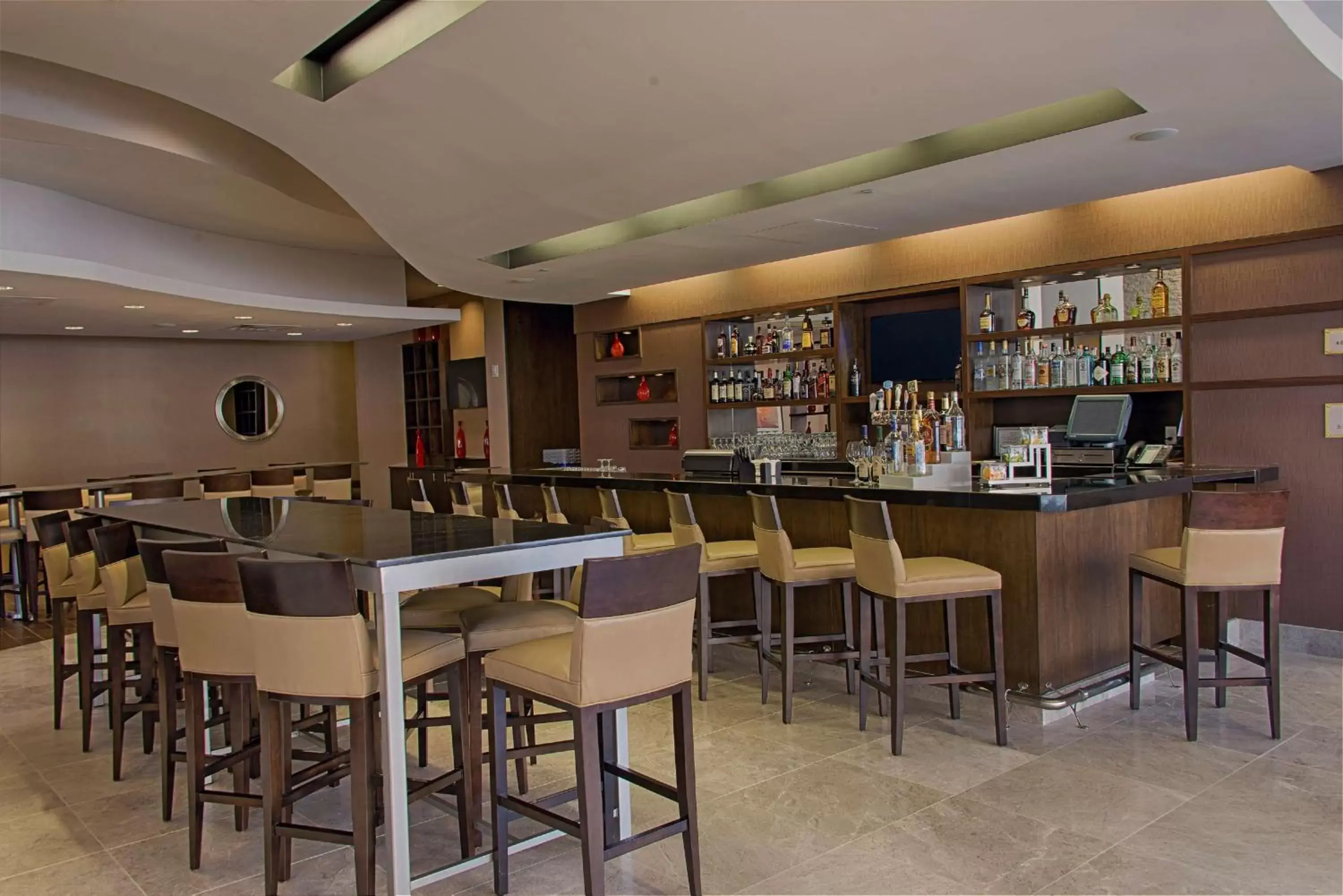 Lounge or bar, Restaurant/Places to Eat in Embassy Suites by Hilton Newark Airport