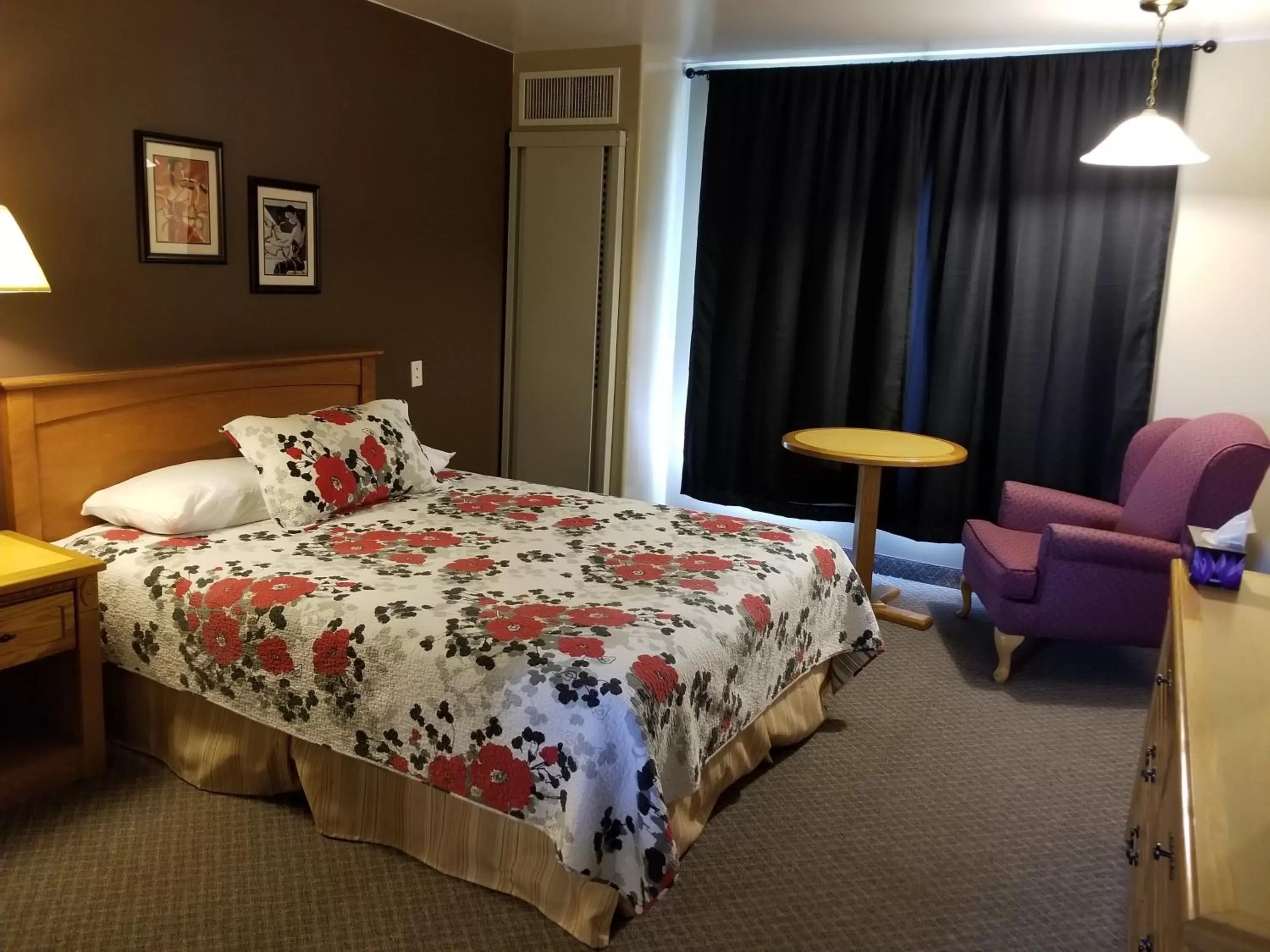 Bedroom, Bed in Knights Inn Woodstock