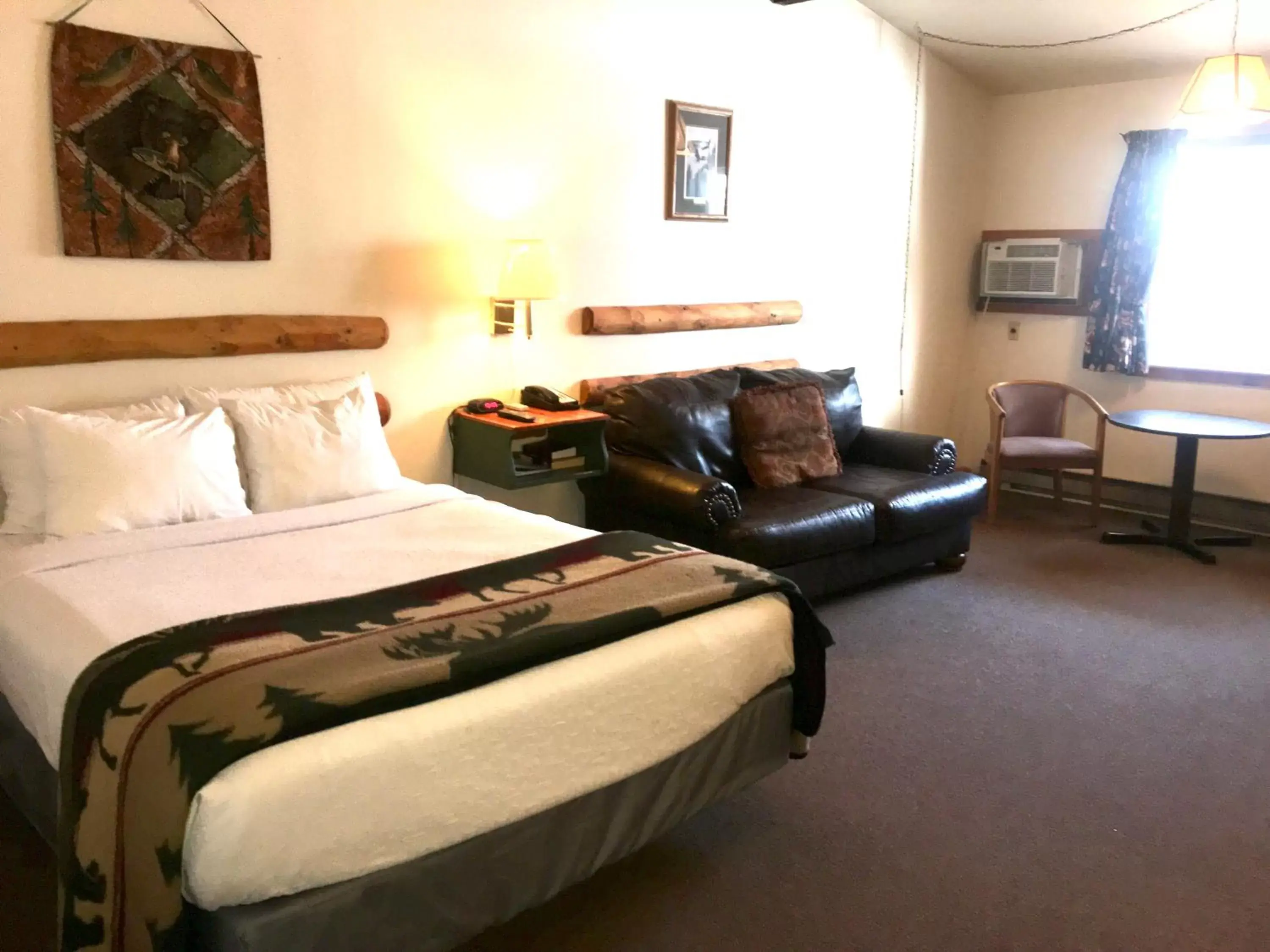 Bed in Hiawatha Lodge Inn