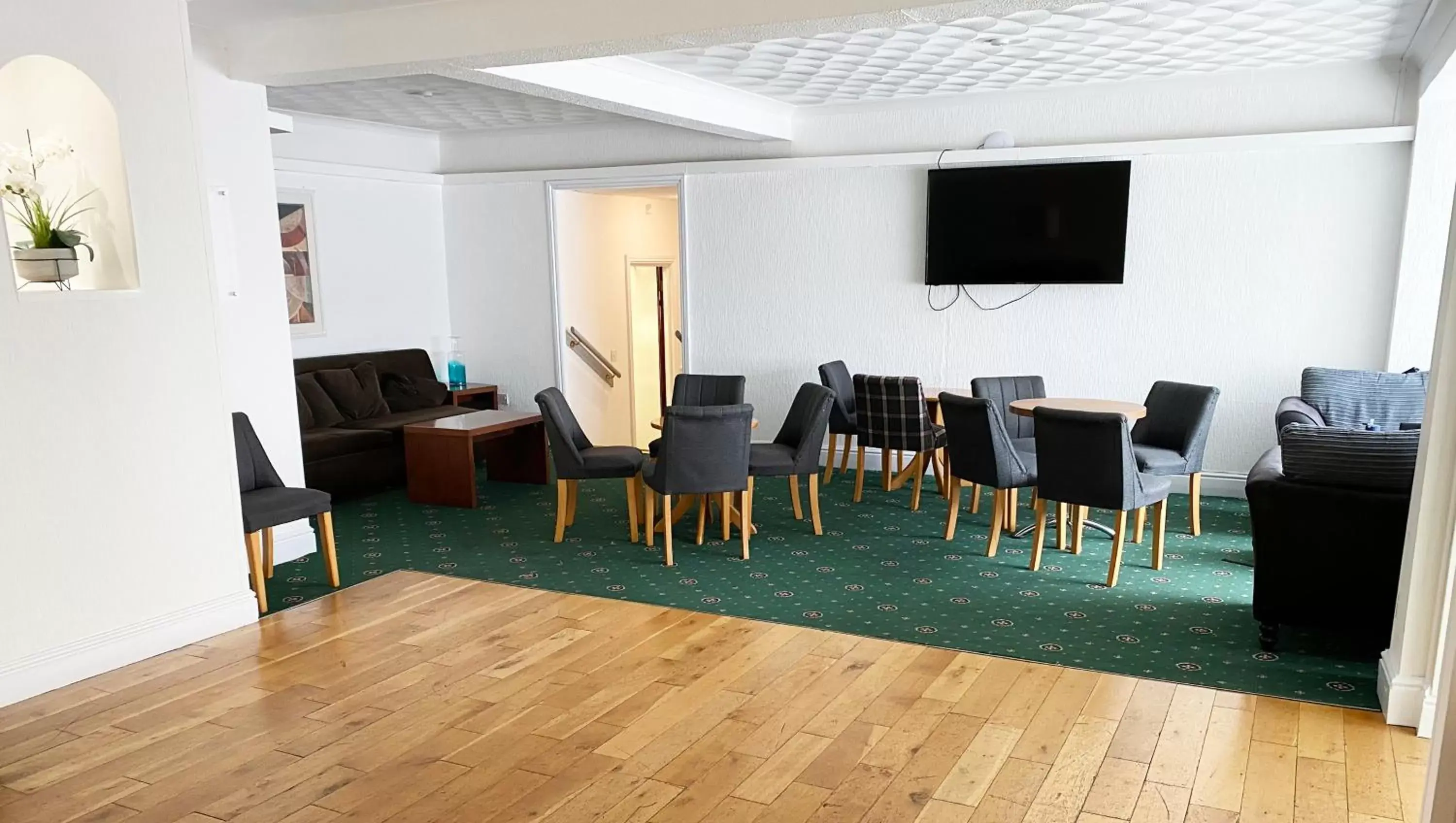 Communal lounge/ TV room in Magnuson Hotel Sandy Lodge Newquay