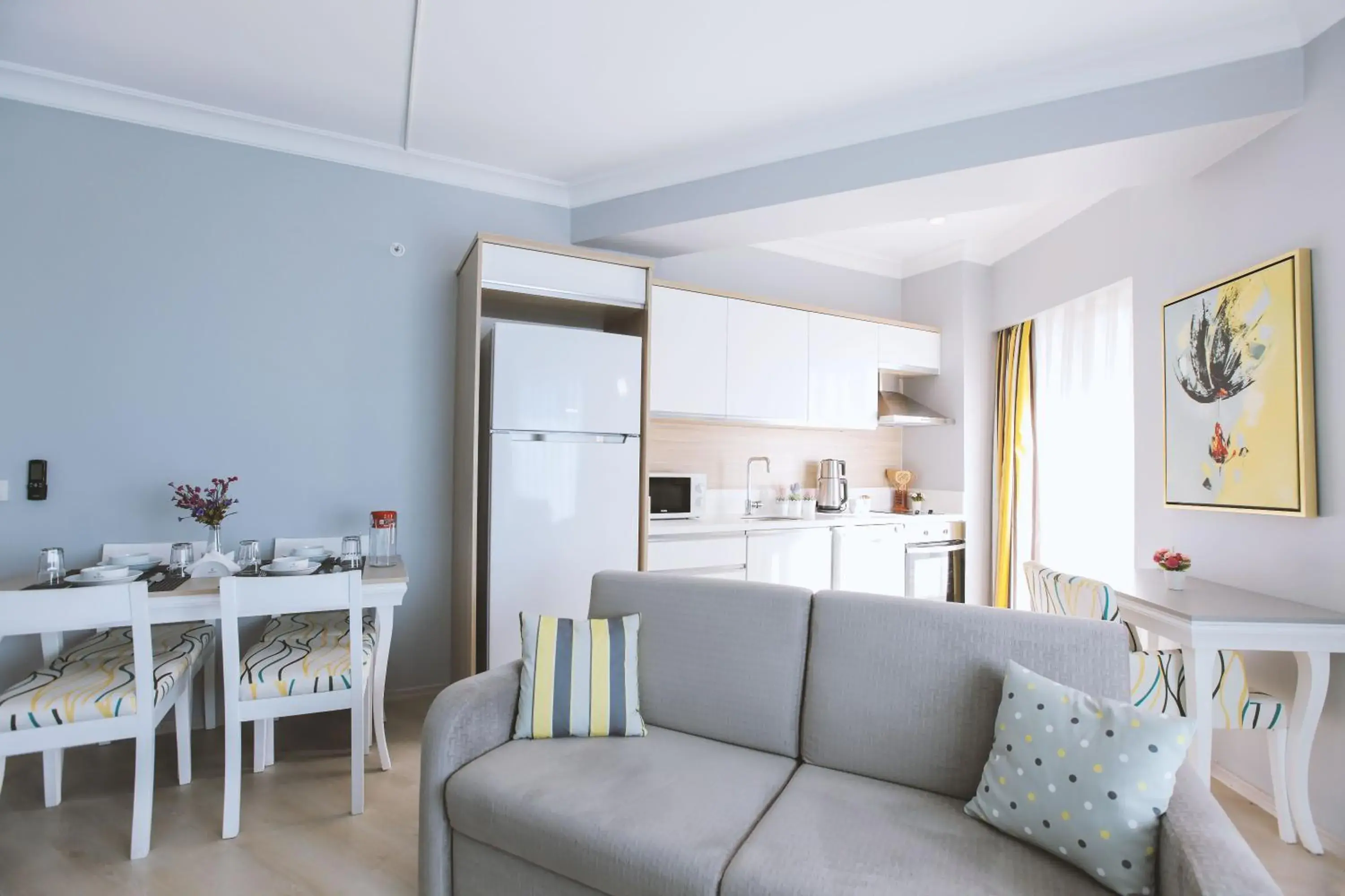 Kitchen or kitchenette, Seating Area in Serenity Suites Istanbul Airport