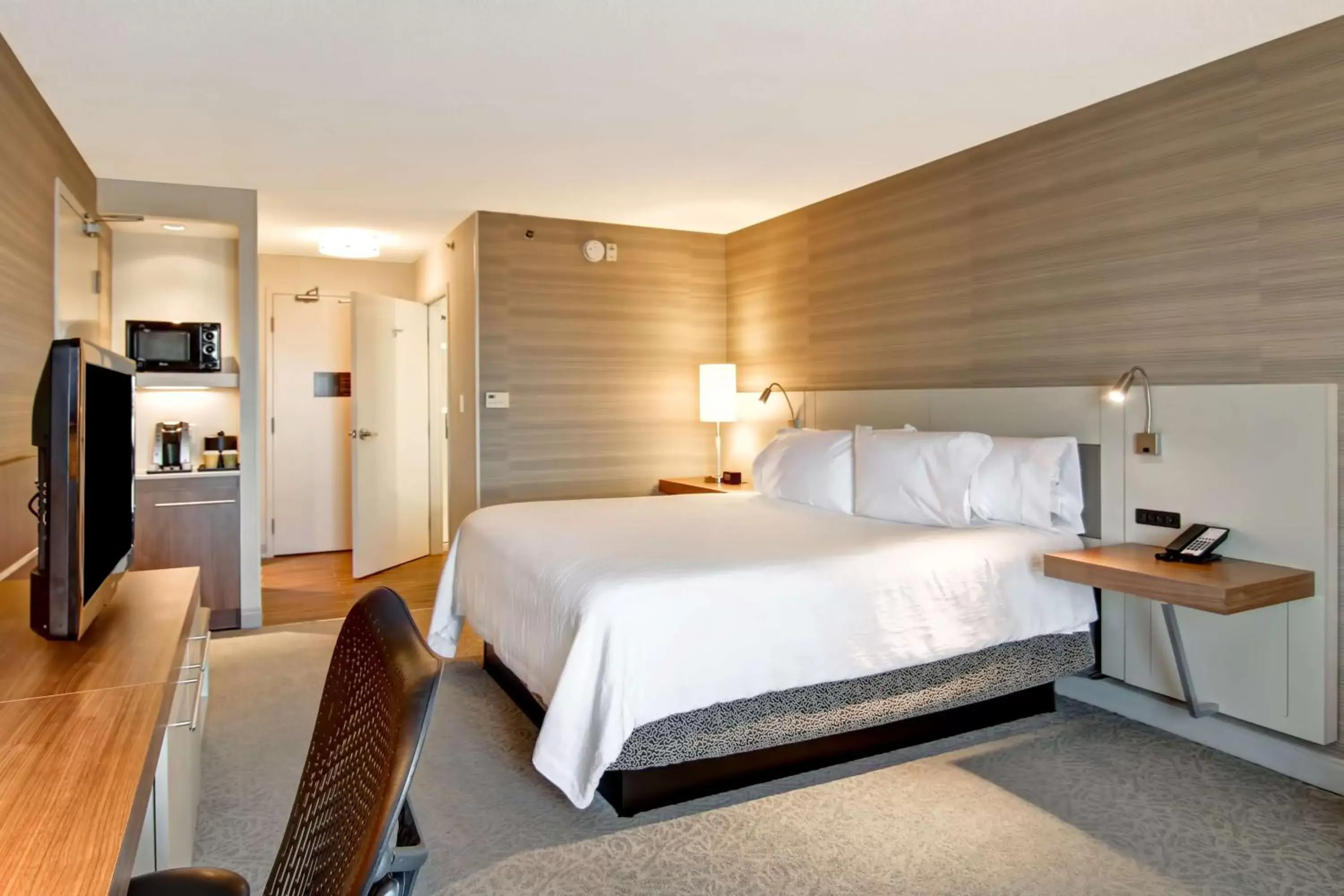 Bedroom, Bed in Hilton Garden Inn Toronto/Mississauga