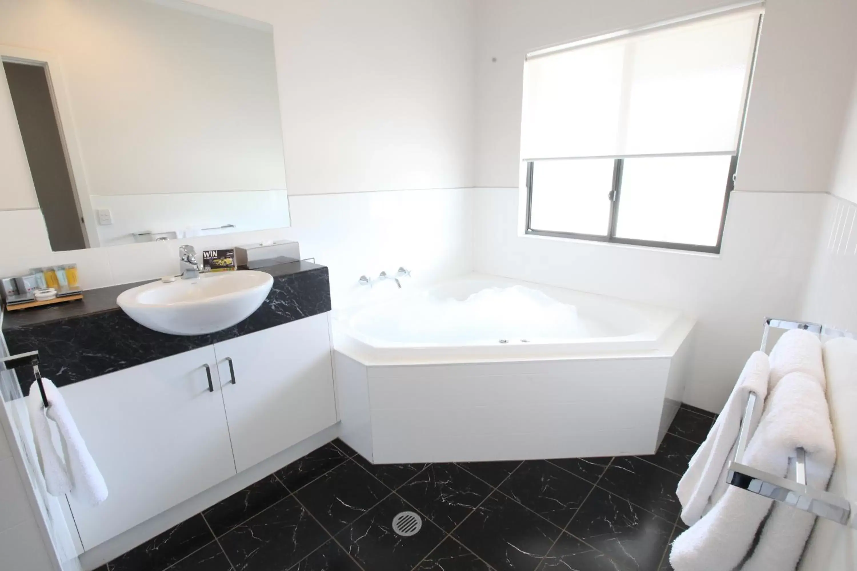 Hot Tub, Bathroom in Blazing Stump Motel & Suites