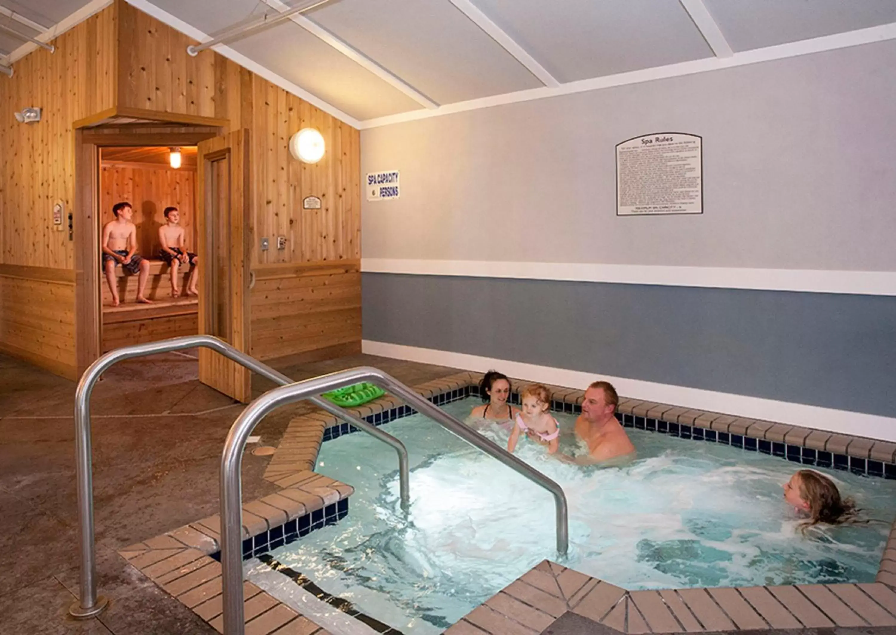 Hot Tub, Swimming Pool in Park Point Marina Inn