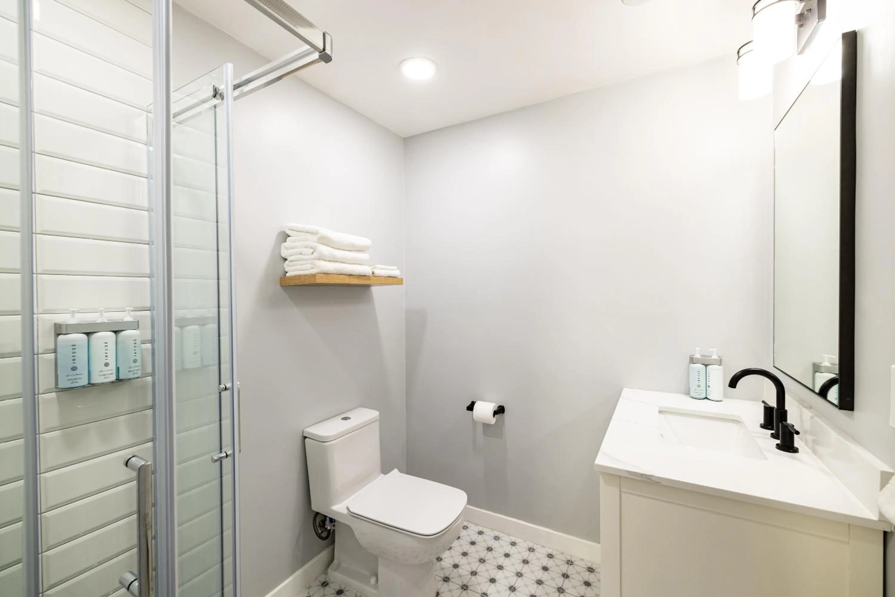 Shower in Tides Oceanview Inn and Cottages