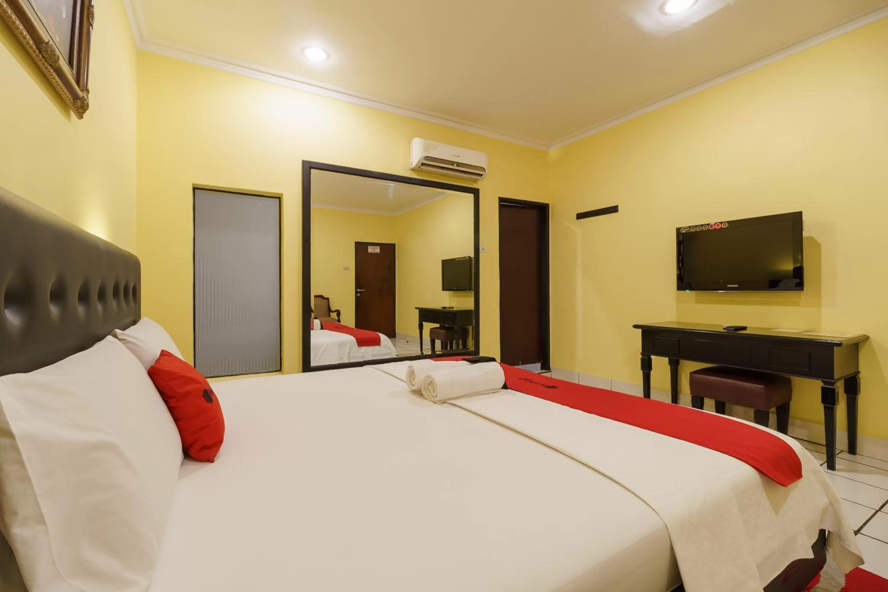 Bedroom, Bed in RedDoorz Plus near Ancol