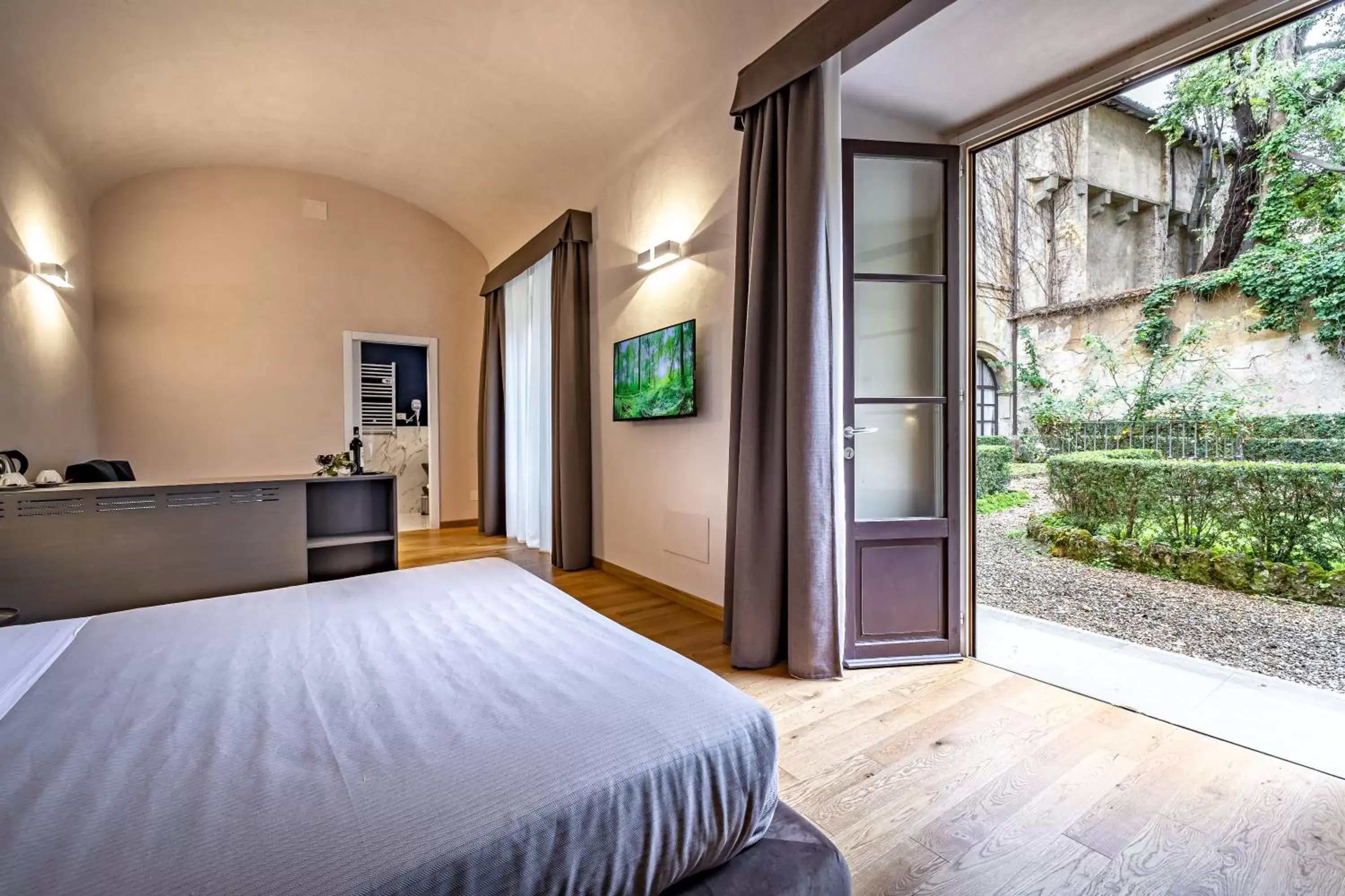 Photo of the whole room in Hotel La Scaletta al Ponte Vecchio