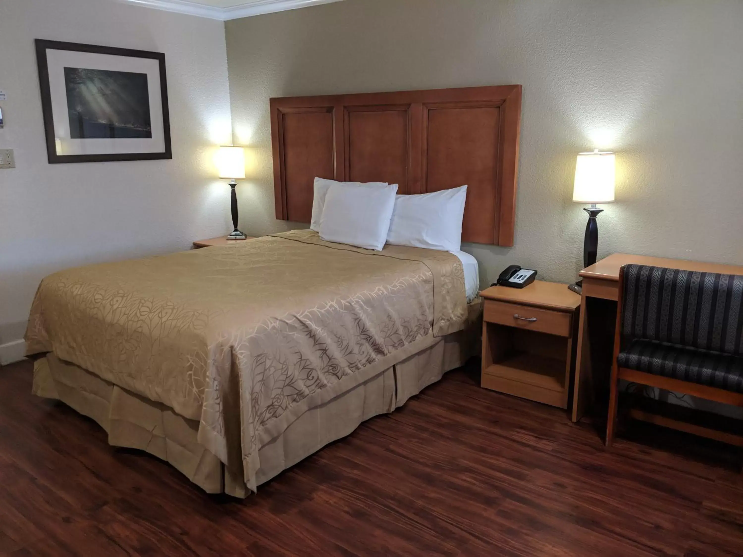 Photo of the whole room, Bed in Budget Inn