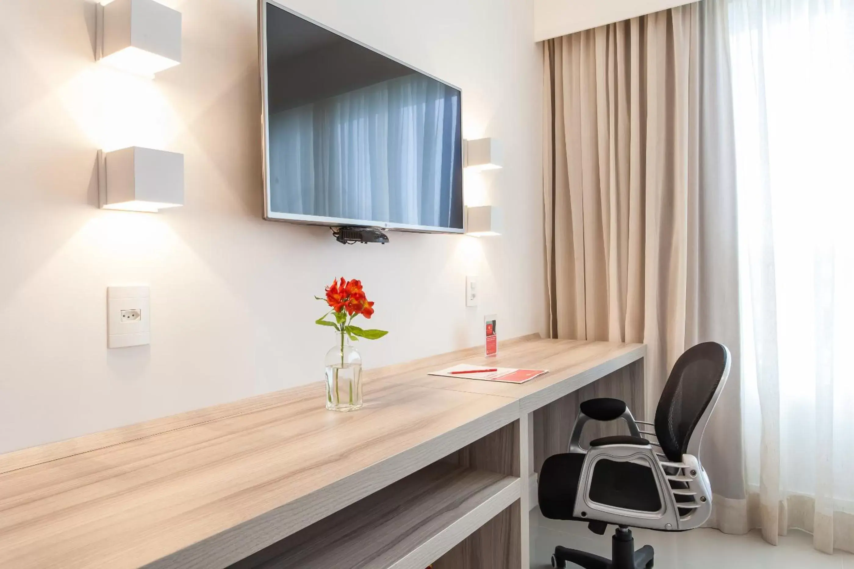 Area and facilities, TV/Entertainment Center in Ramada Hotel & Suites Campos Pelinca