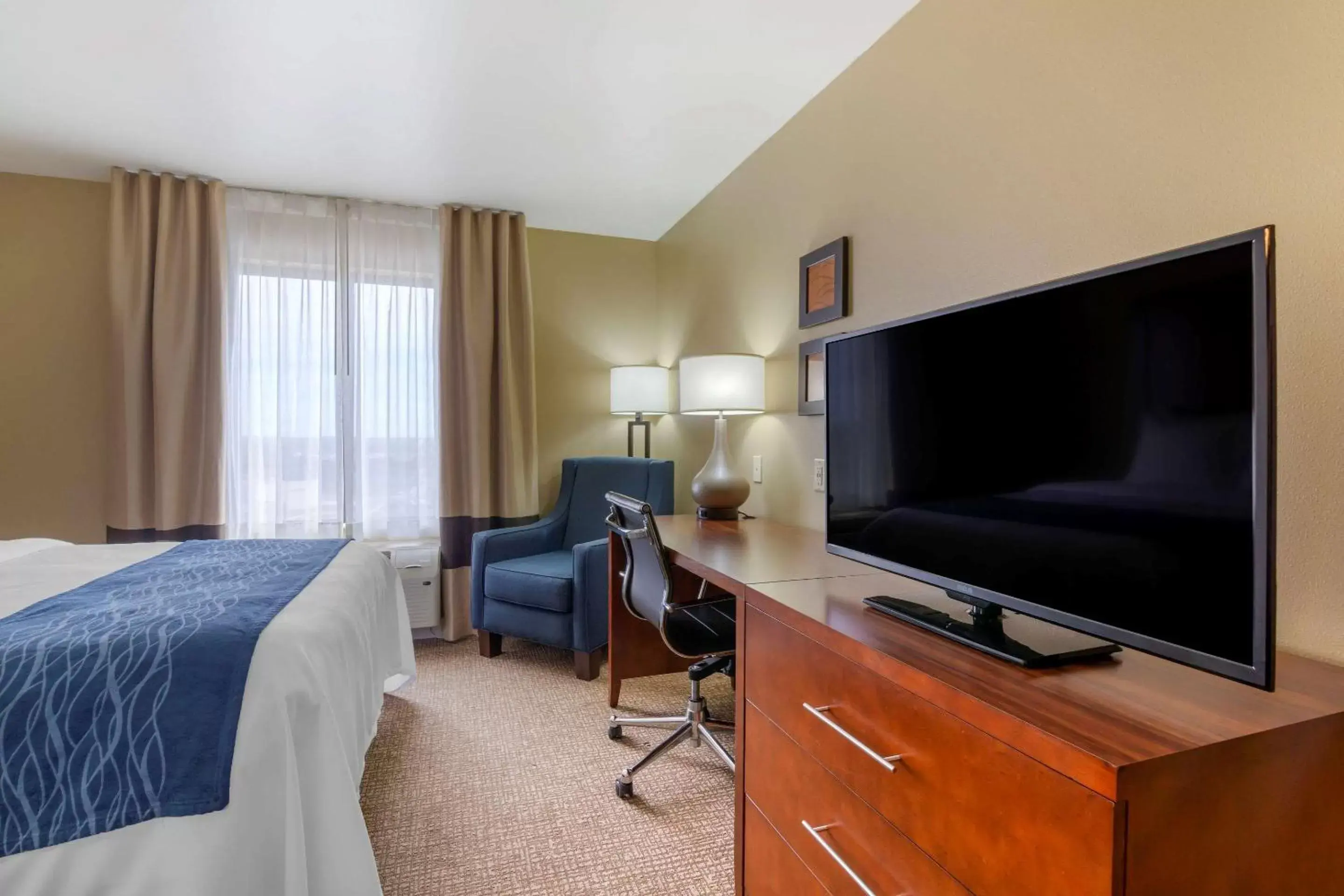 Photo of the whole room, TV/Entertainment Center in Comfort Inn & Suites Mandan - Bismarck