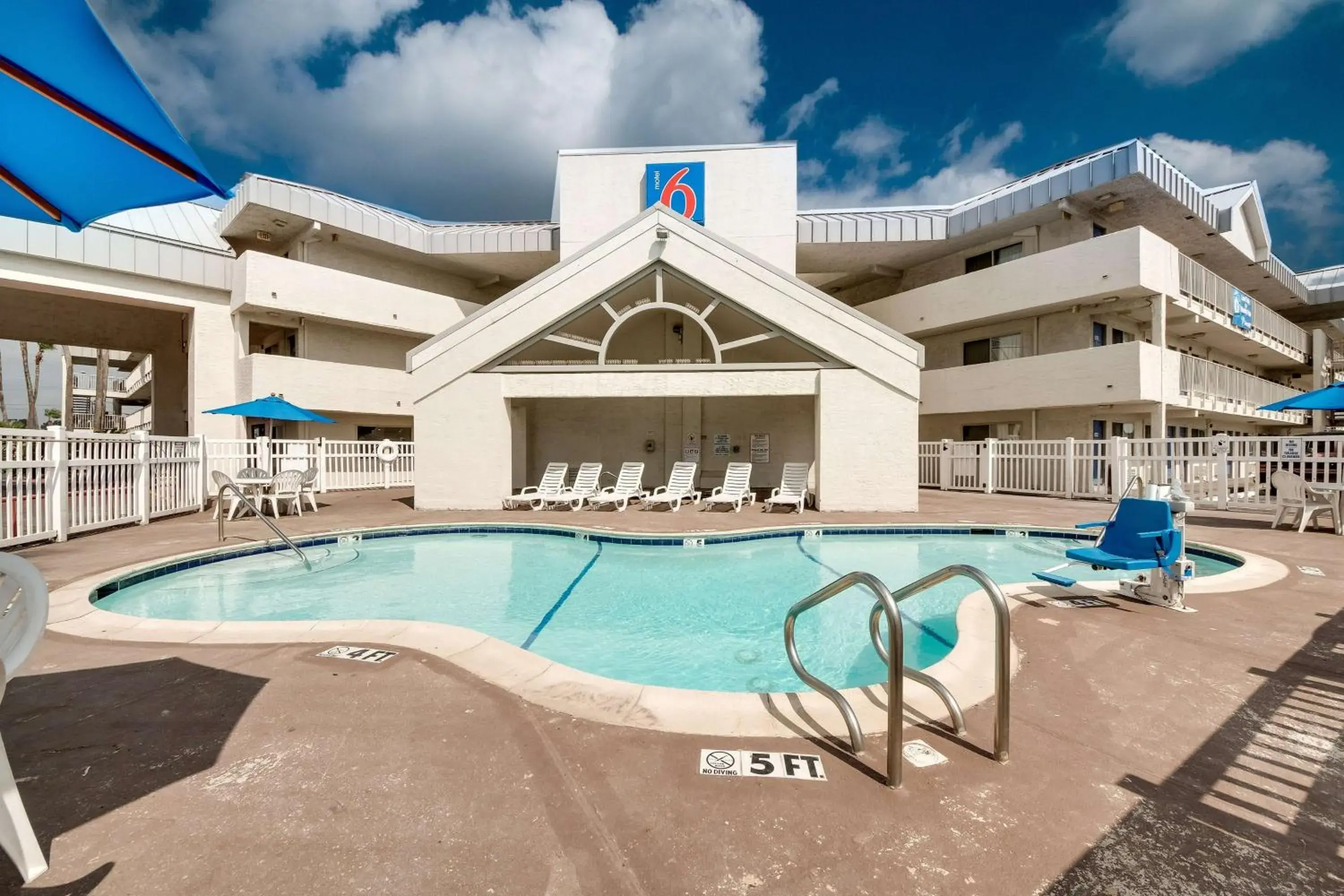 Swimming pool, Property Building in Motel 6-Brownsville, TX North