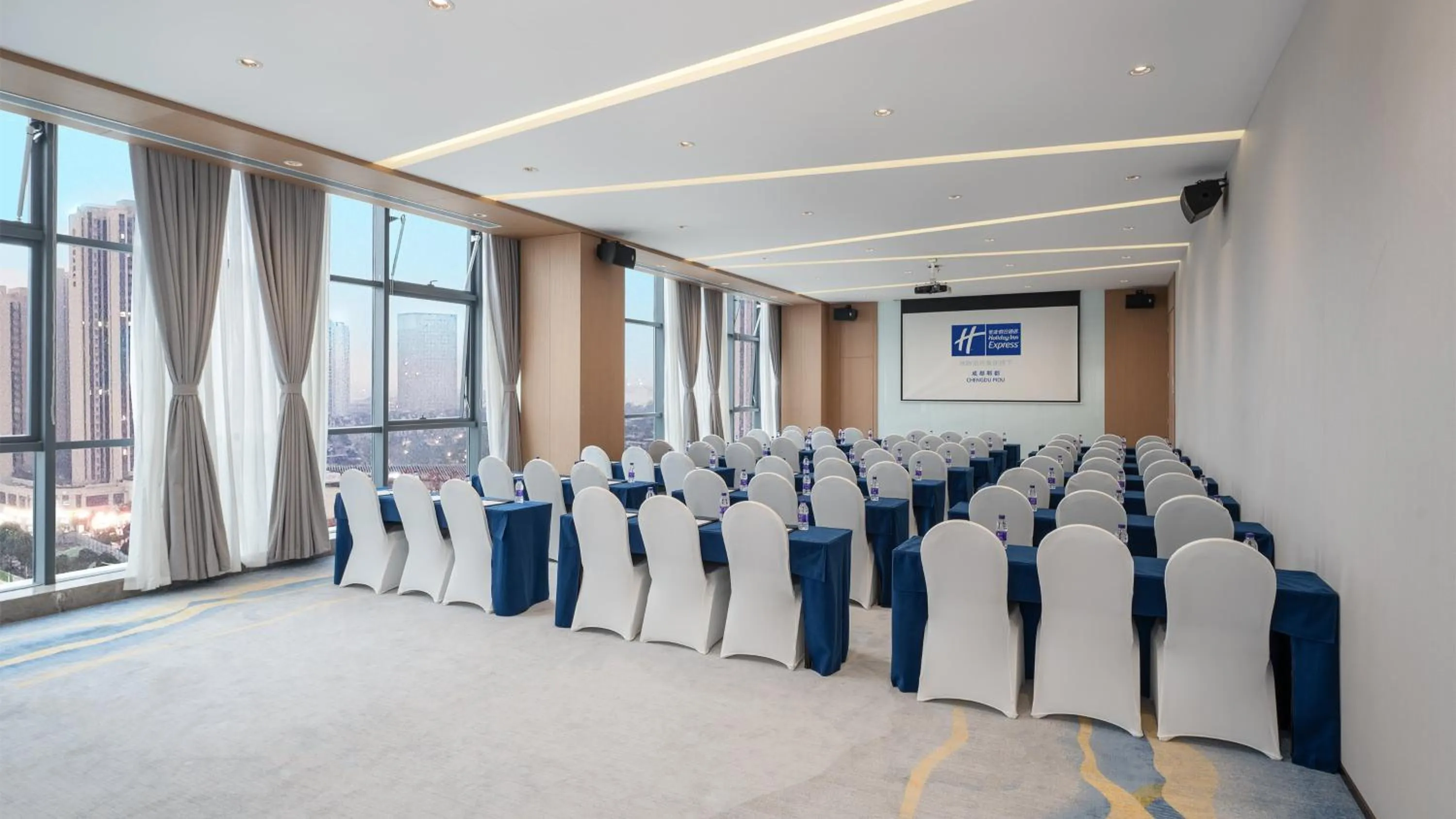 Meeting/conference room in Holiday Inn Express Chengdu Pidu by IHG