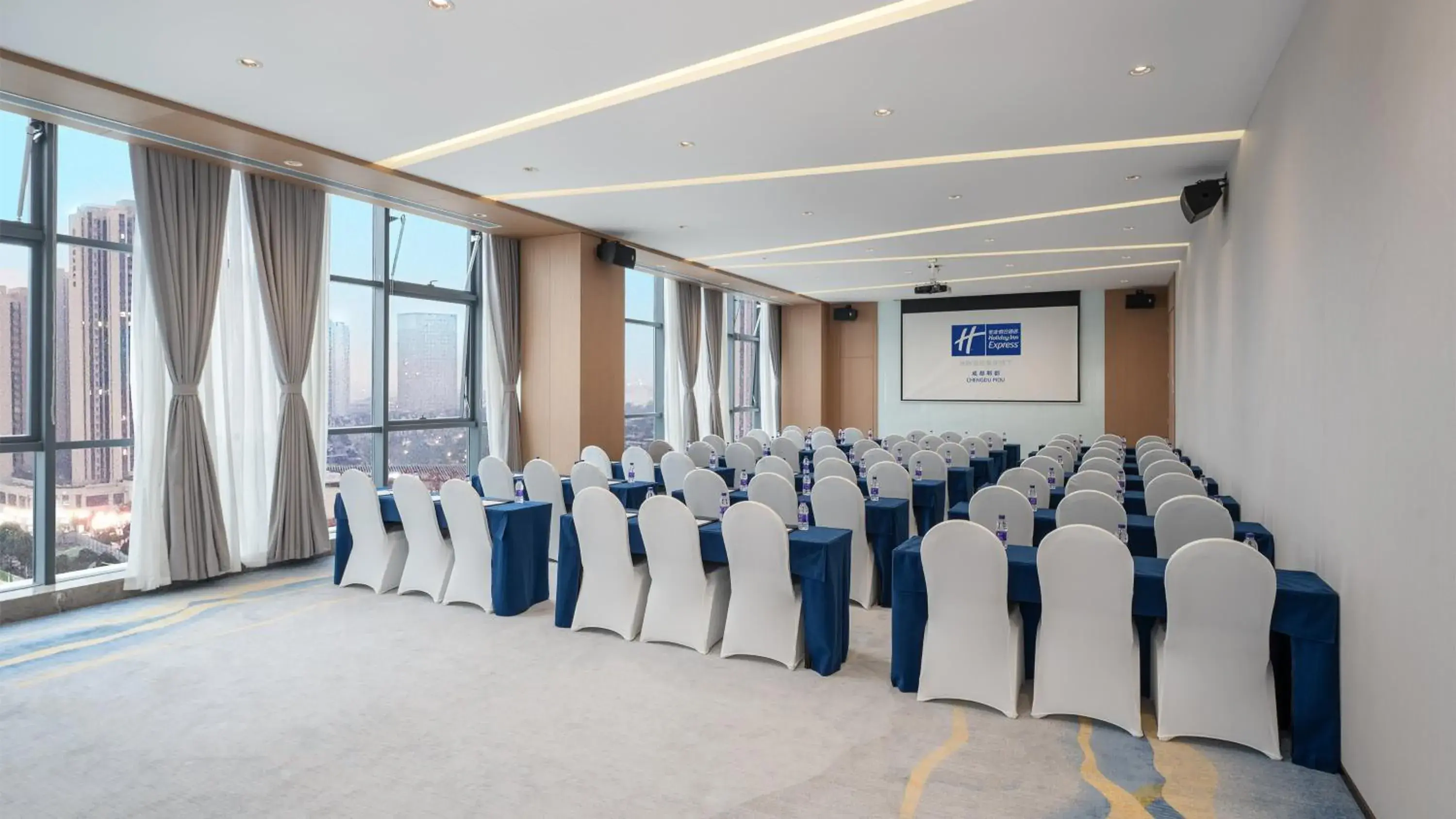 Meeting/conference room in Holiday Inn Express Chengdu Pidu, an IHG Hotel