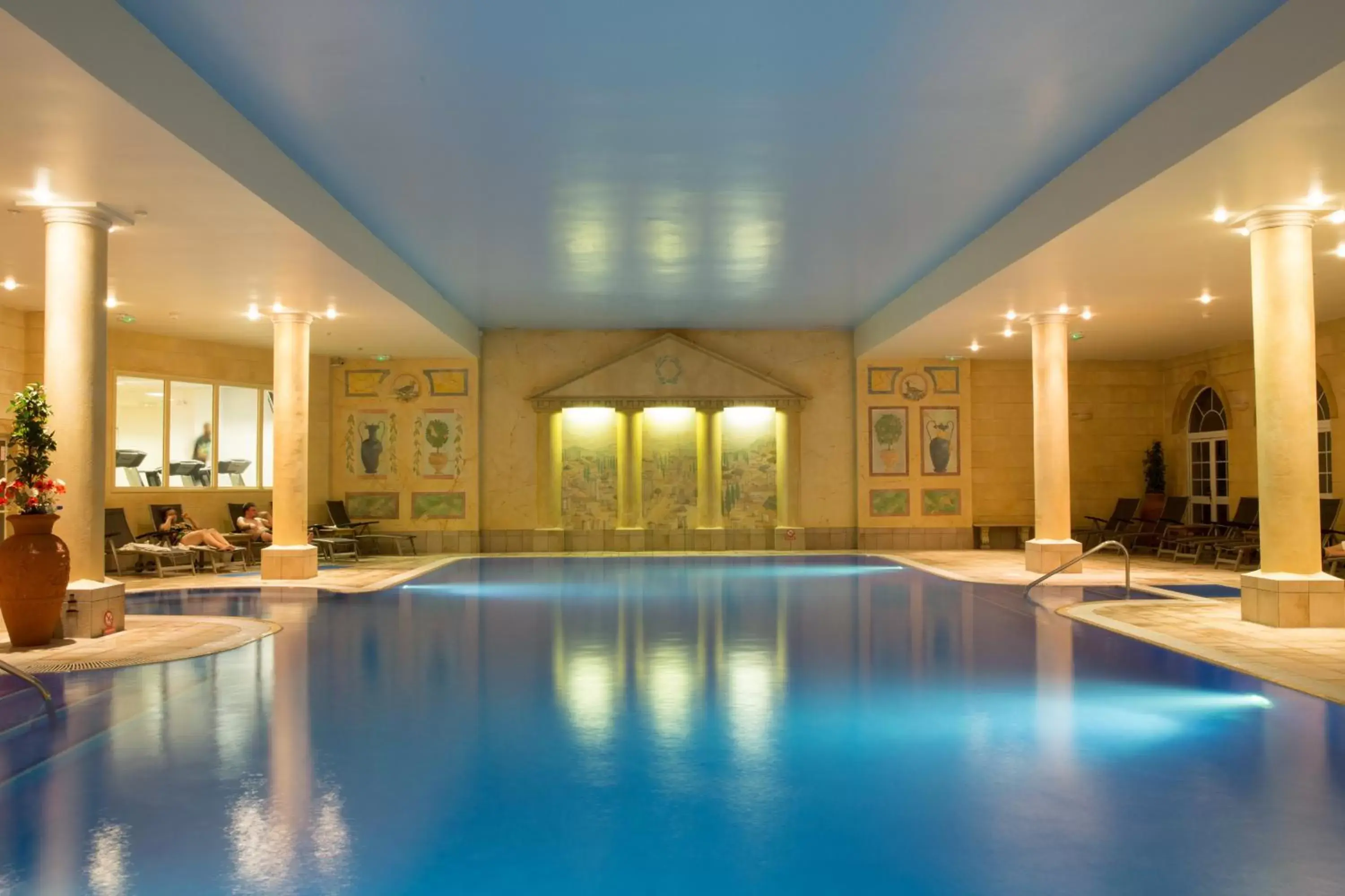 Swimming Pool in Sketchley Grange Hotel