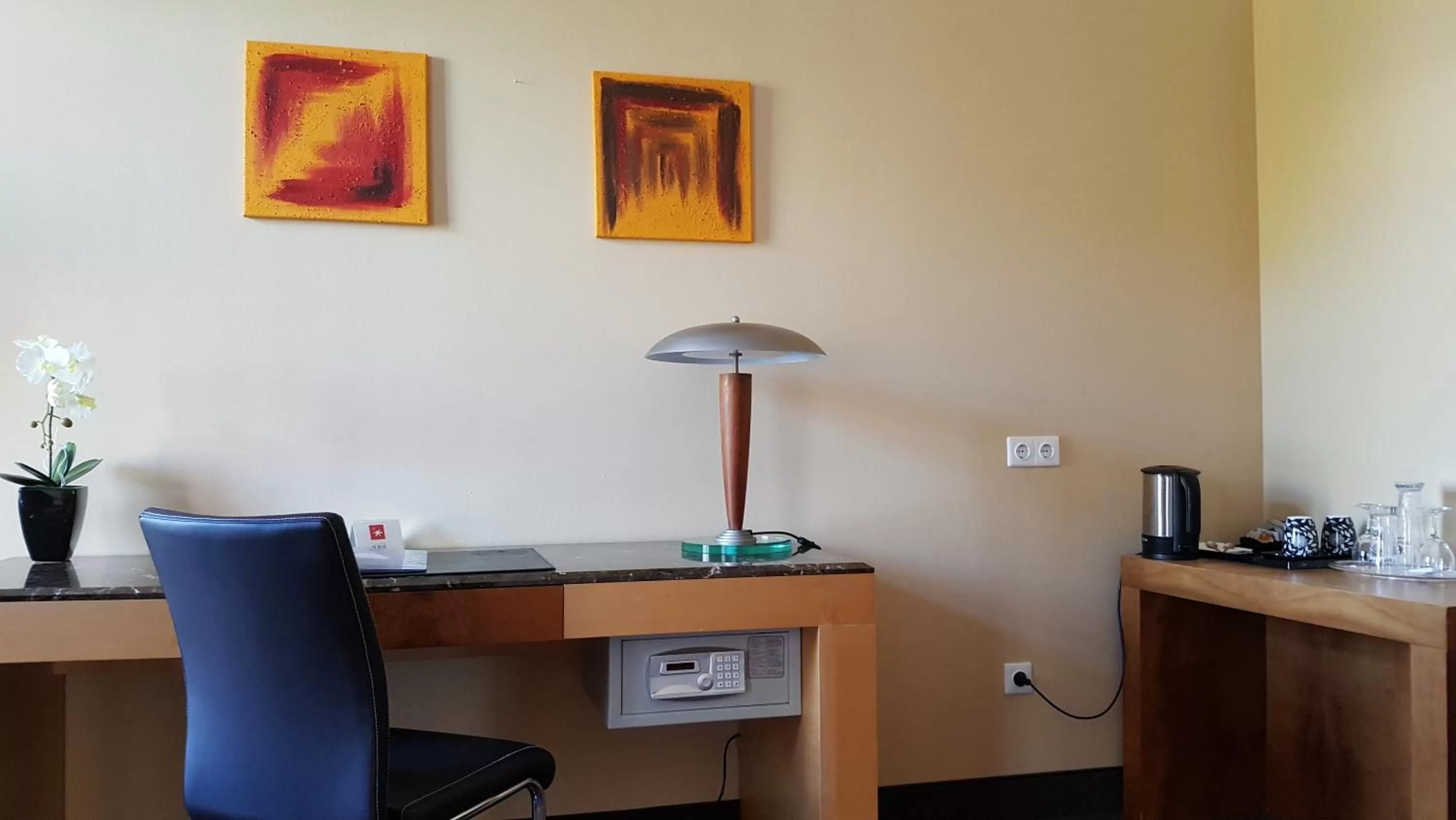 Coffee/tea facilities in SORAT Insel-Hotel Regensburg