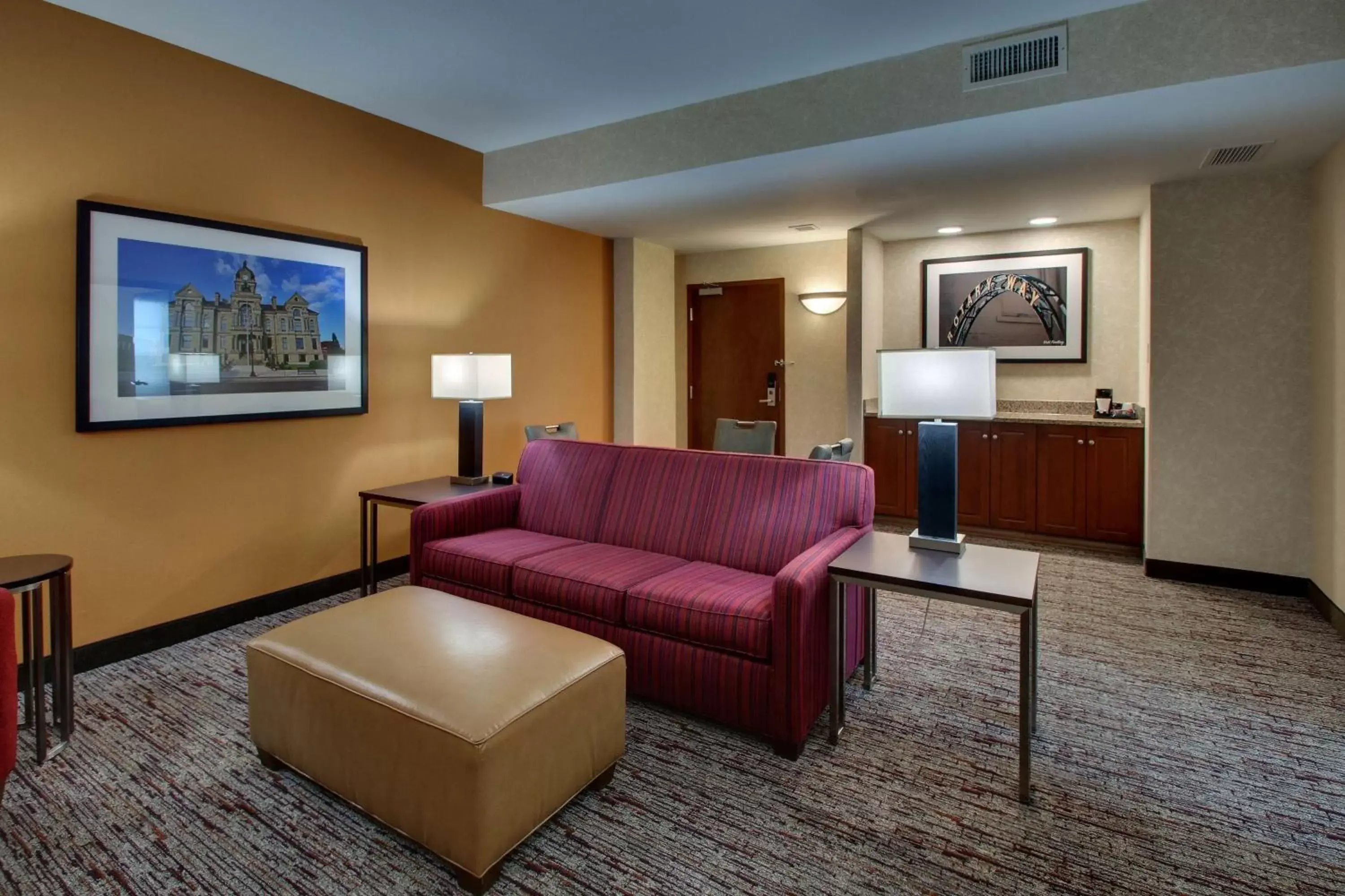 Photo of the whole room, Seating Area in Drury Inn & Suites Findlay