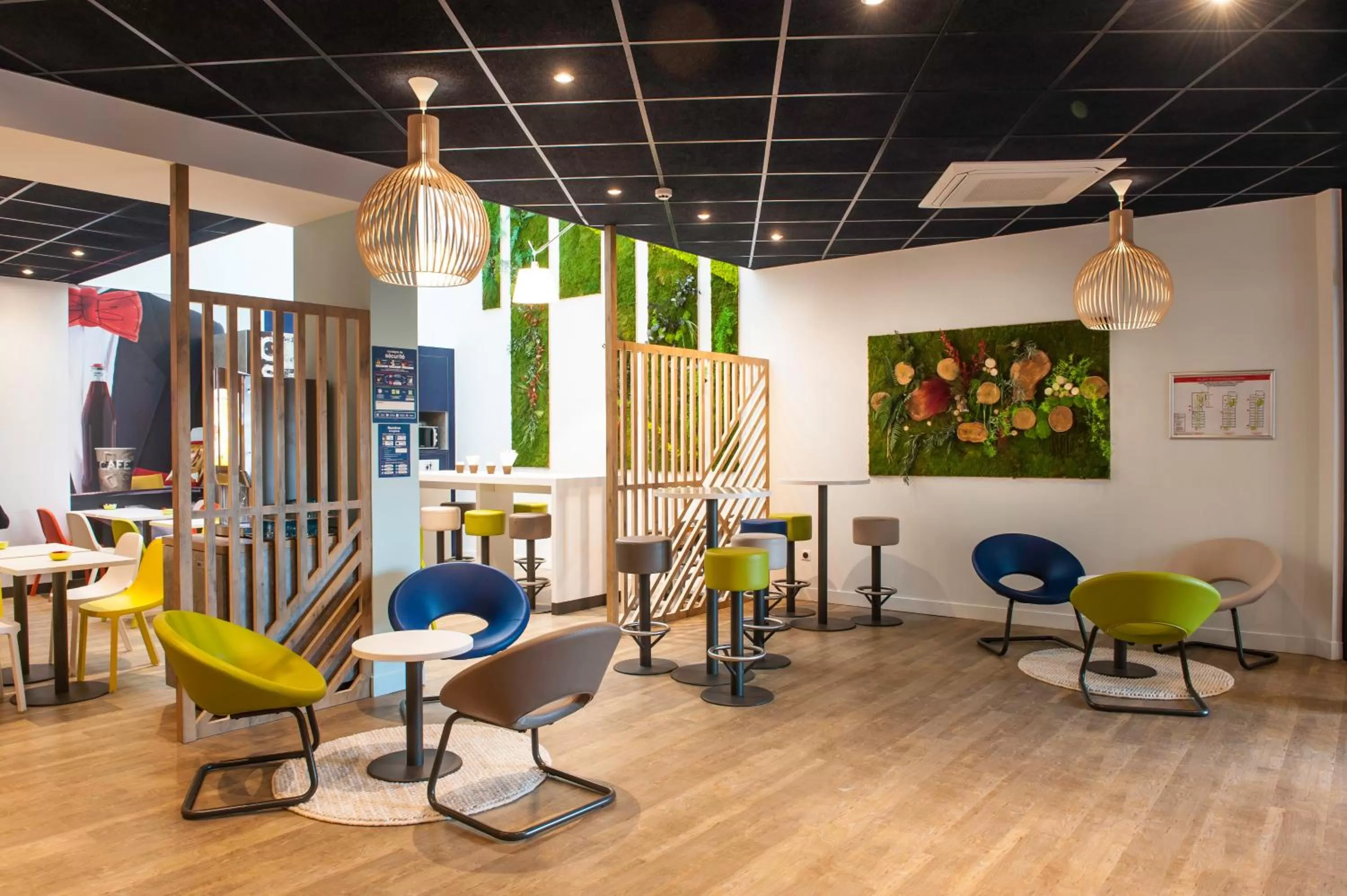 Living room in Ibis Budget Château-Thierry