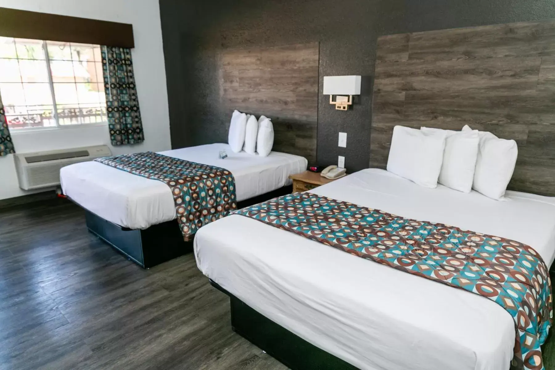 Photo of the whole room, Bed in Anaheim Discovery Inn and Suites