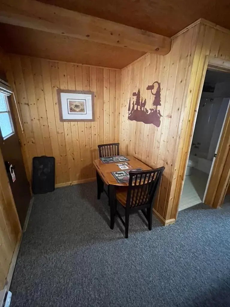 Dining Area in Sportsman Lodge Melrose MT