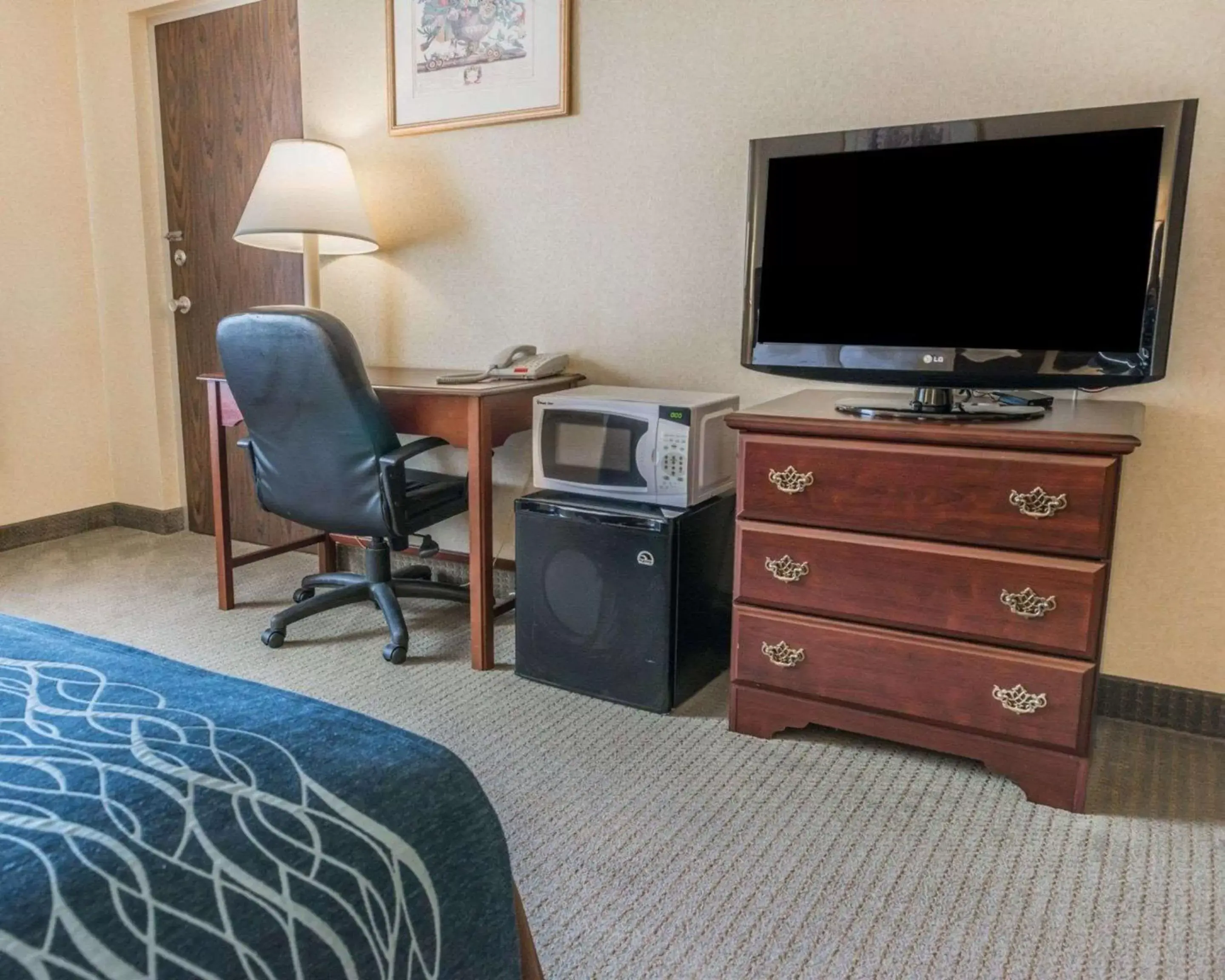 Photo of the whole room, TV/Entertainment Center in Rodeway Inn Mercer