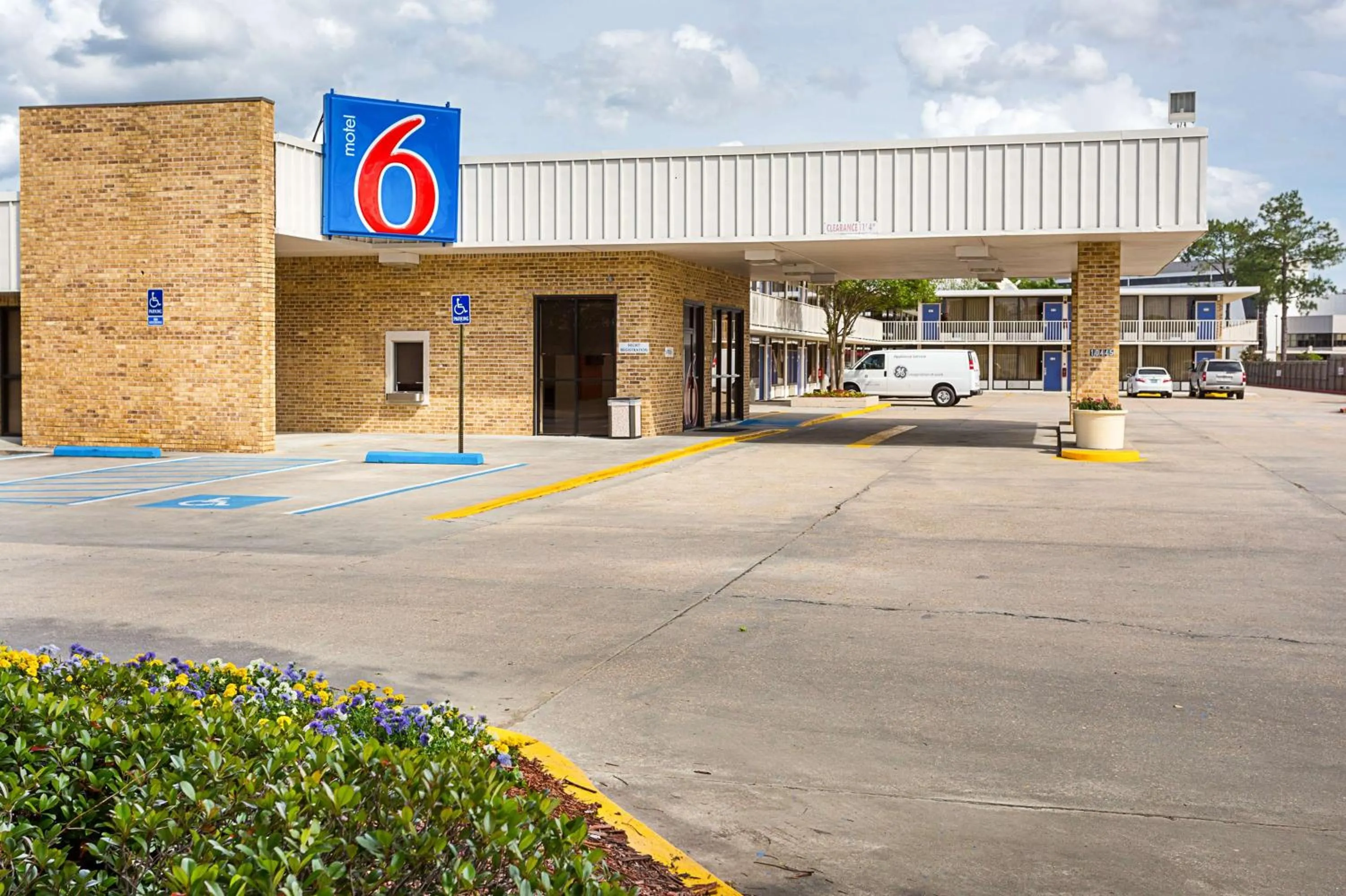 Property building in Motel 6 Baton Rouge Southeast