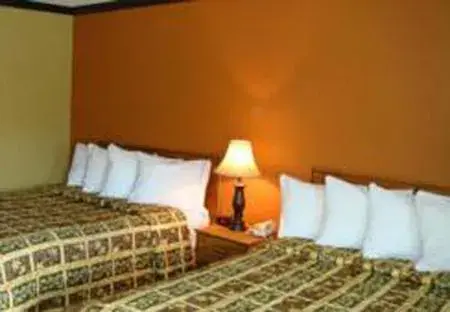 Bed in Sunset Inn Lake Oroville