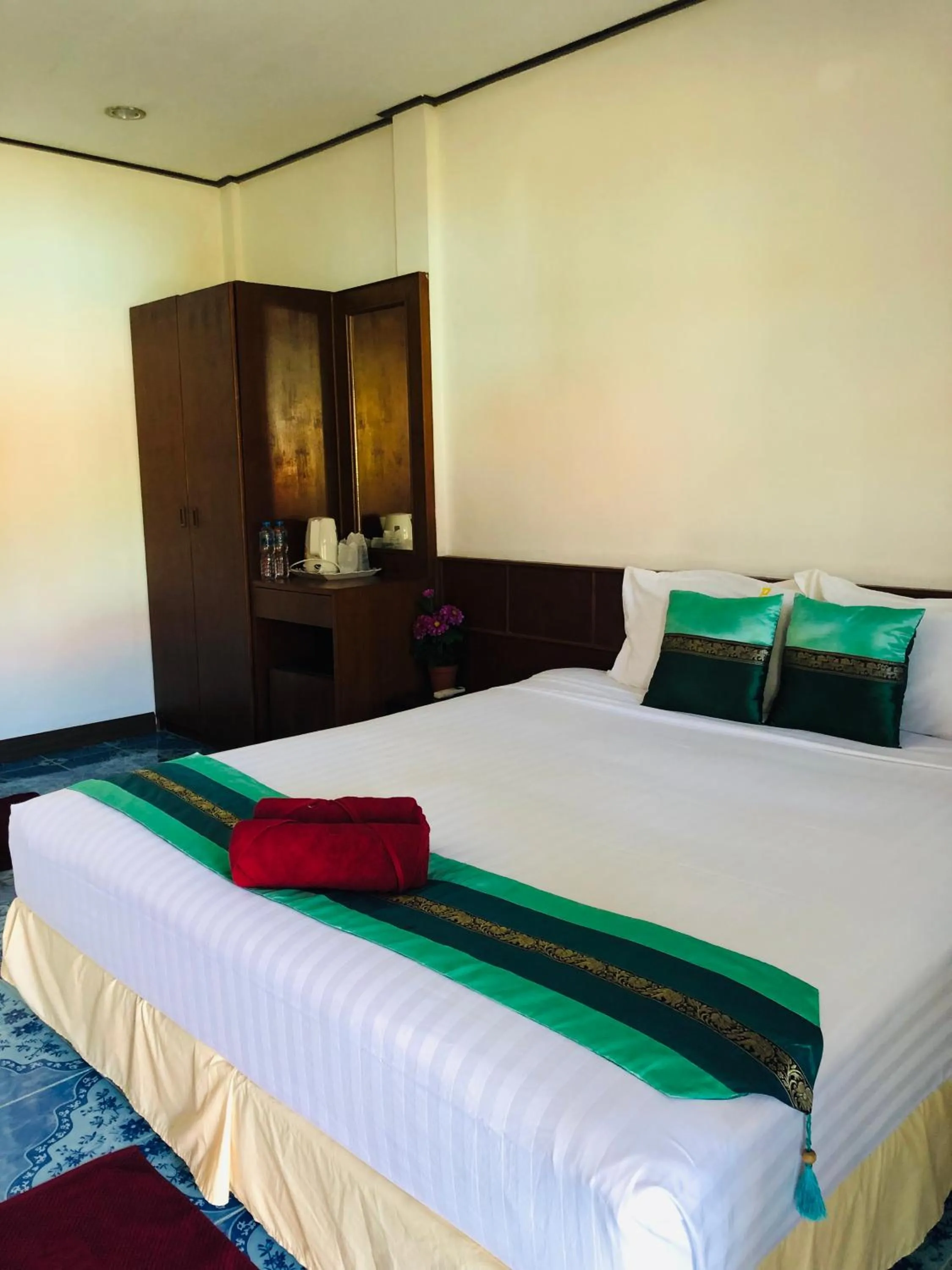 Bed in Lanta L.D. Beach Bungalow