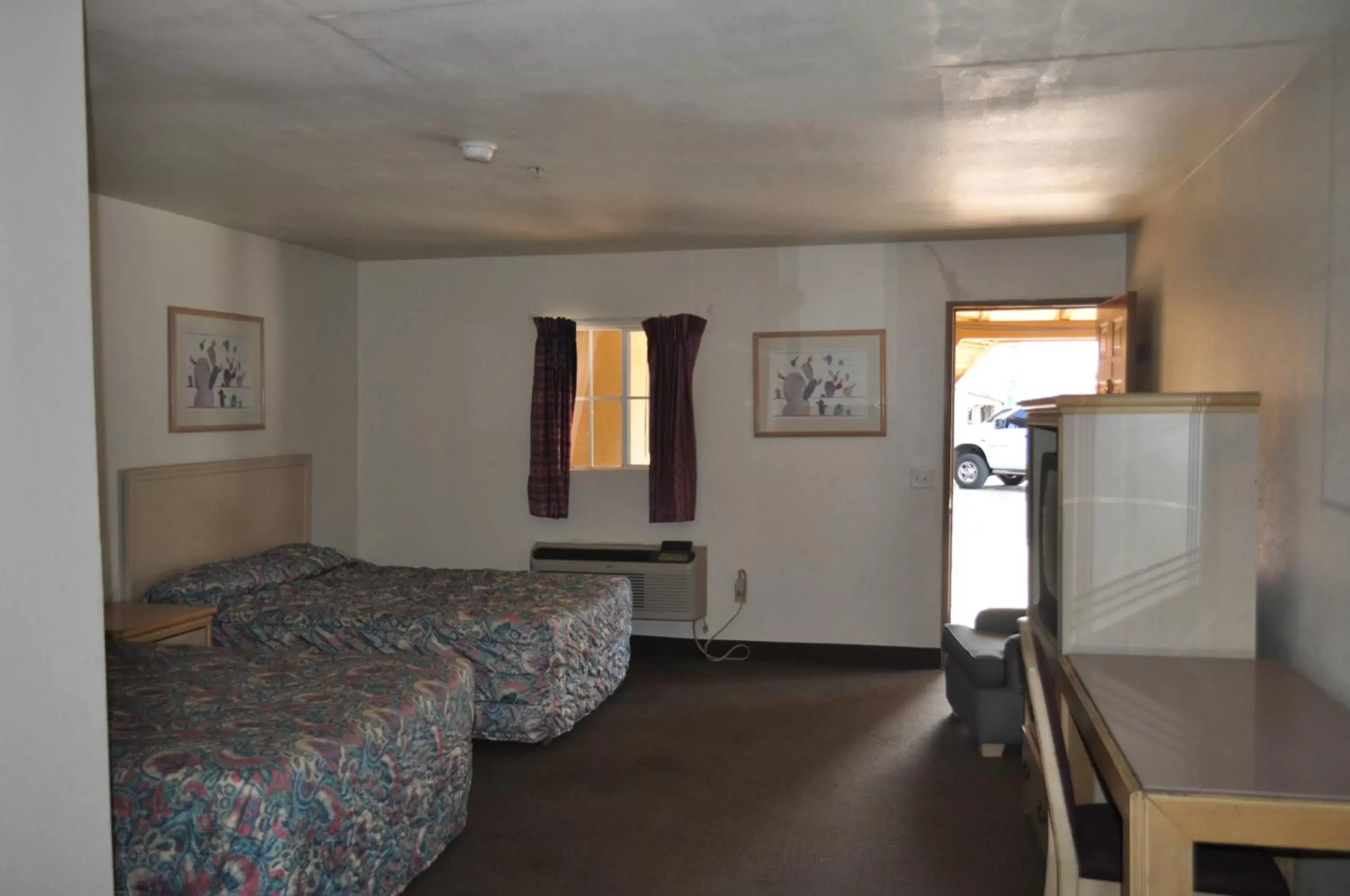 Photo of the whole room in California Suites Motel