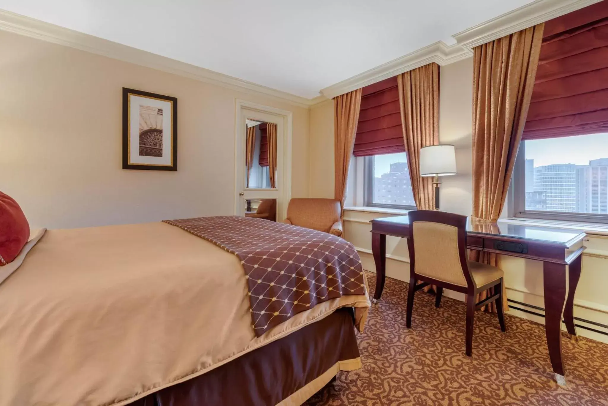 Photo of the whole room, Bed in Omni William Penn Hotel