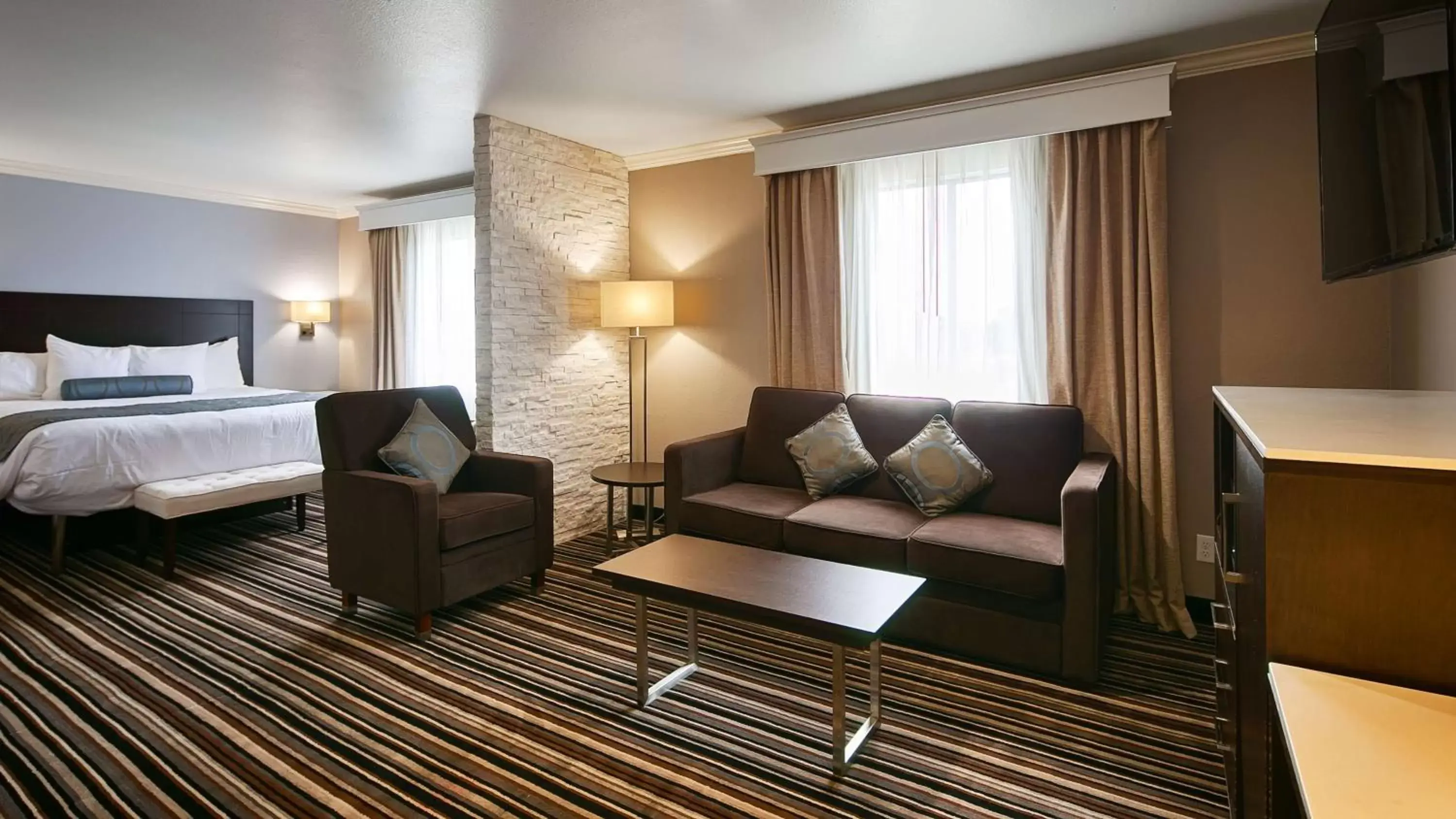 Photo of the whole room, Seating Area in Best Western Plus Diamond Valley Inn