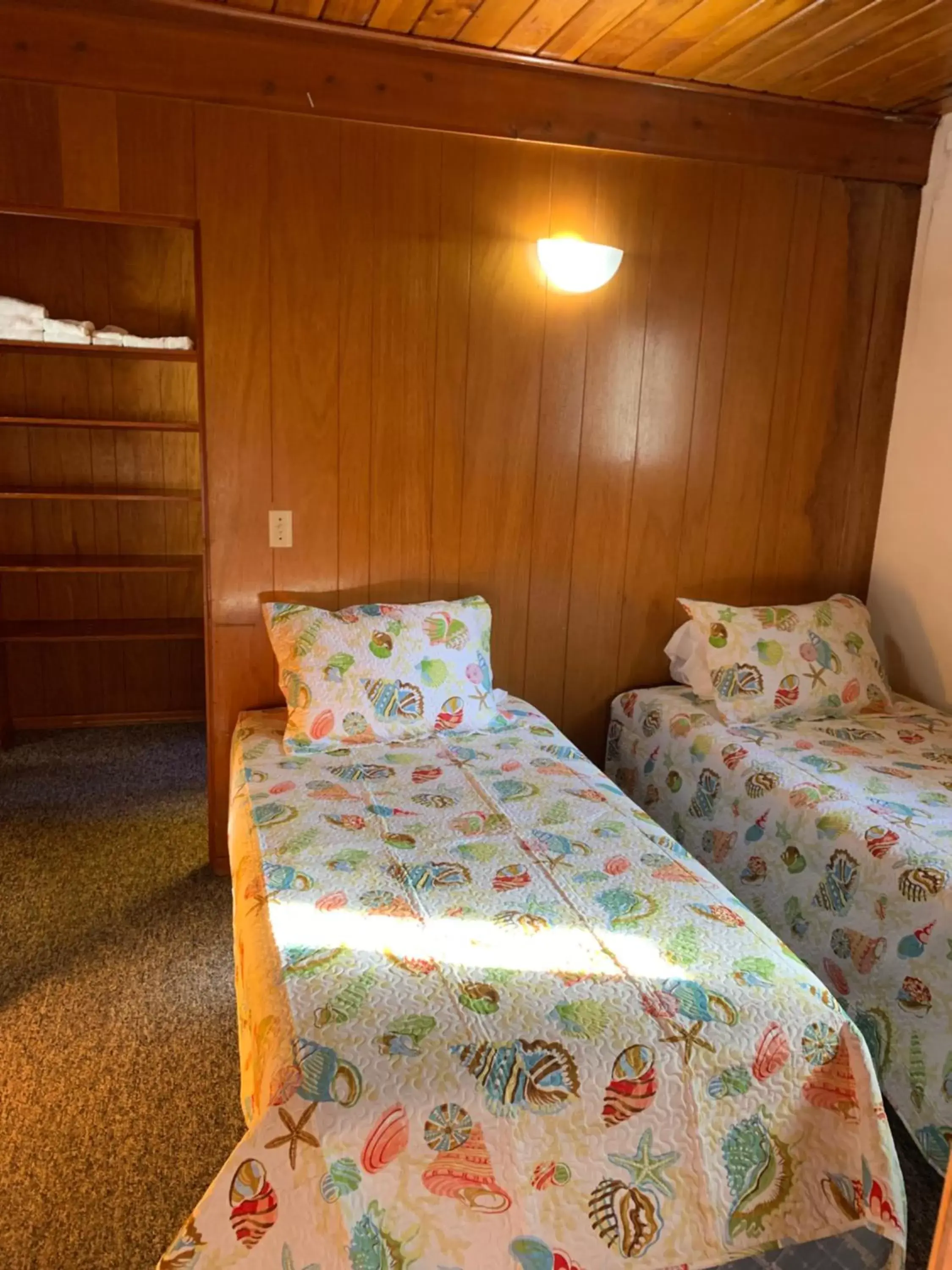 Bed in Curley's Resort & Dive Center