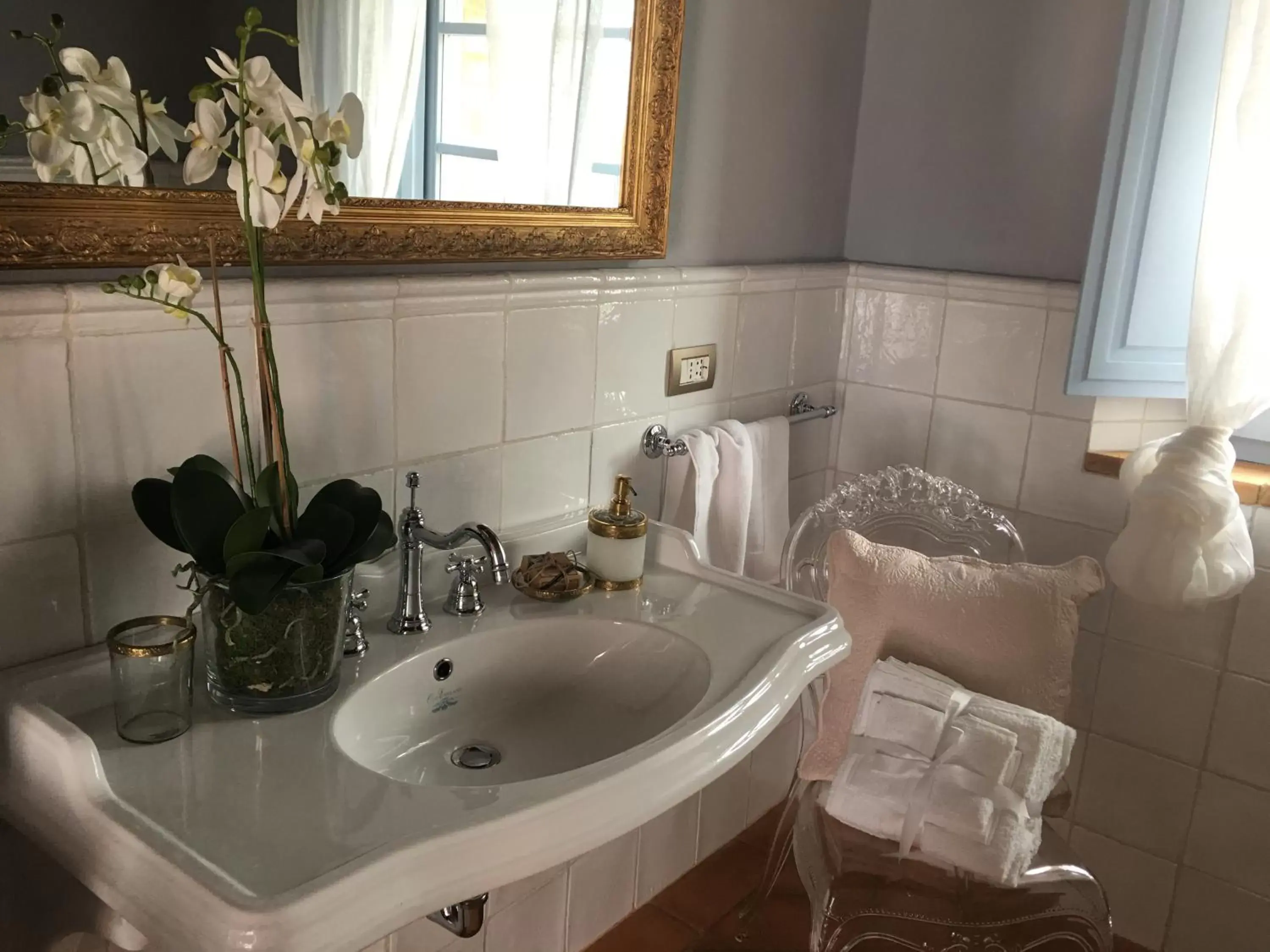 Bathroom in Cordella In Valdorcia Truffle and Olive Oil Resort