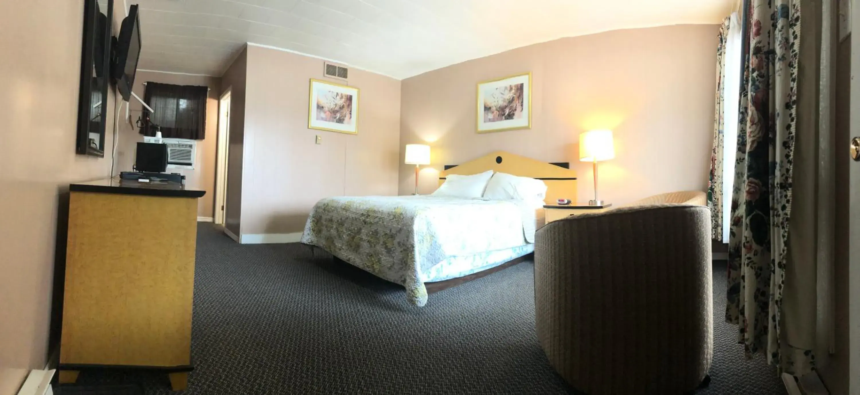 Photo of the whole room, Bed in Guest Inn Motel