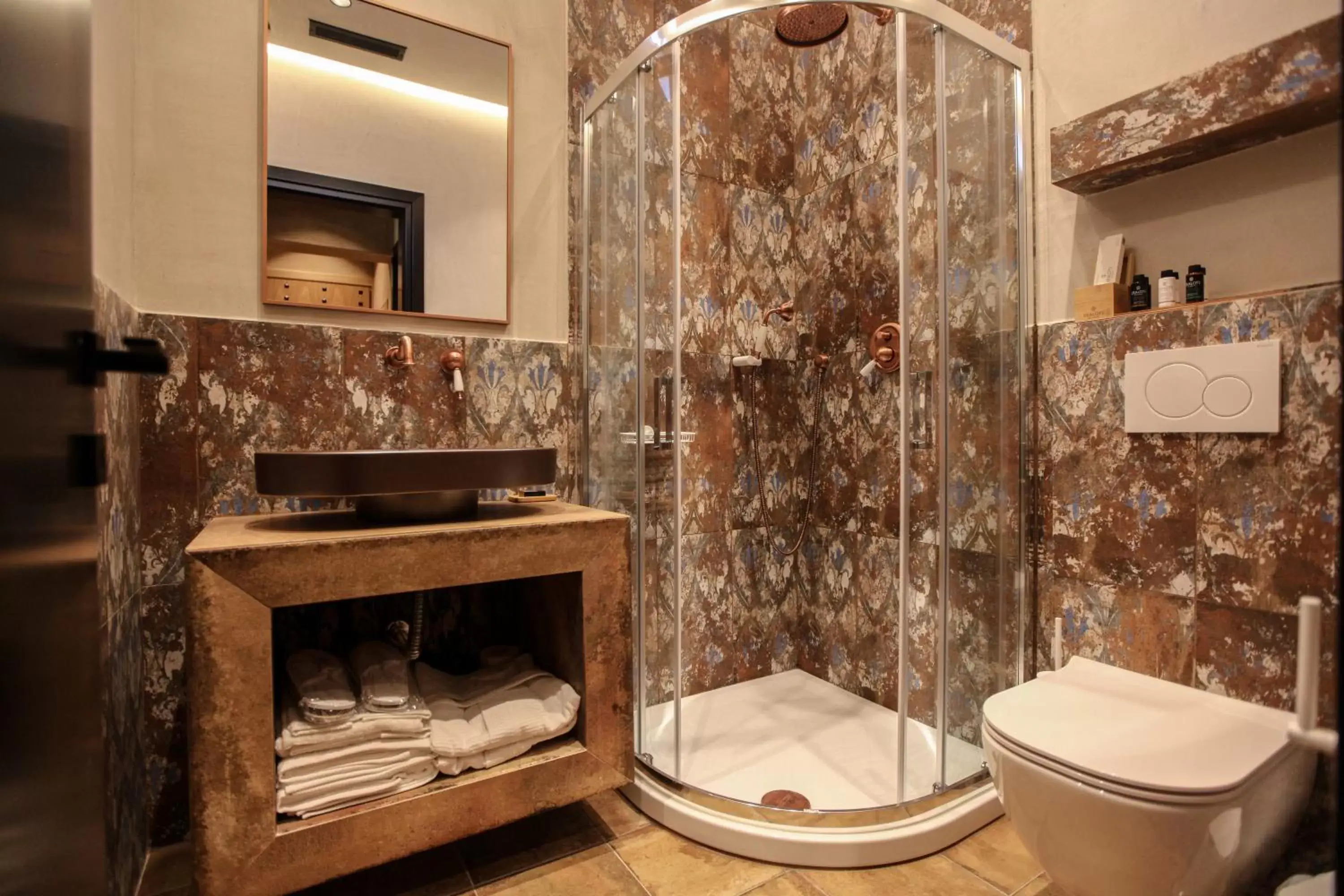 Shower, Bathroom in Meteora Heaven and Earth Kastraki premium suites