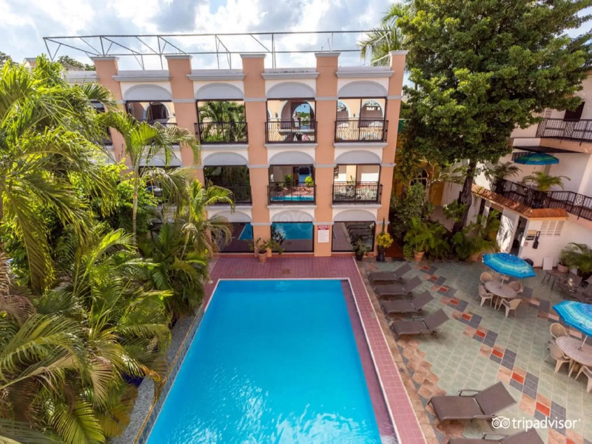 Swimming Pool in Hotel Doralba Inn