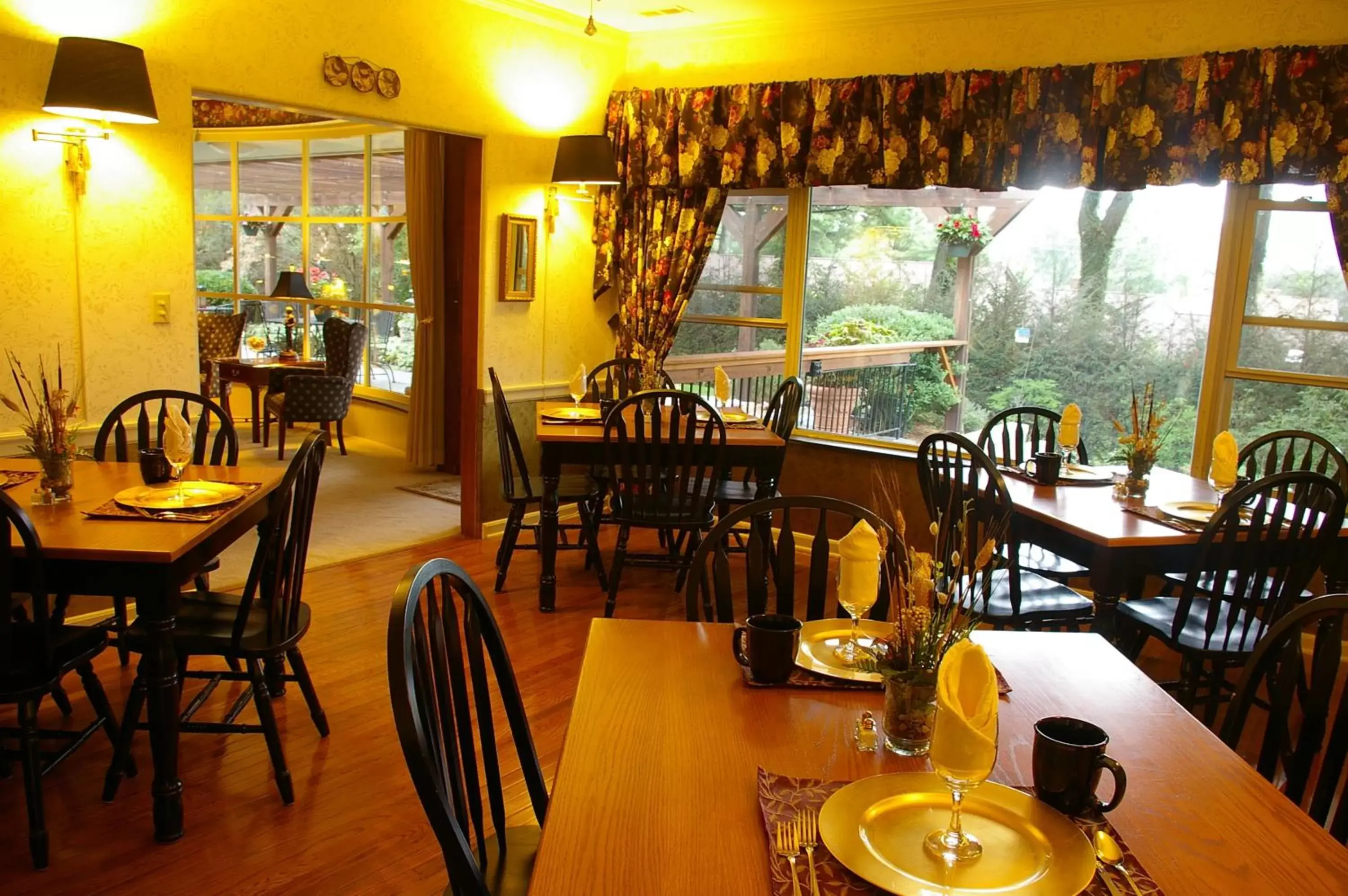 Photo of the whole room, Restaurant/Places to Eat in Brookside Mountain Mist Inn