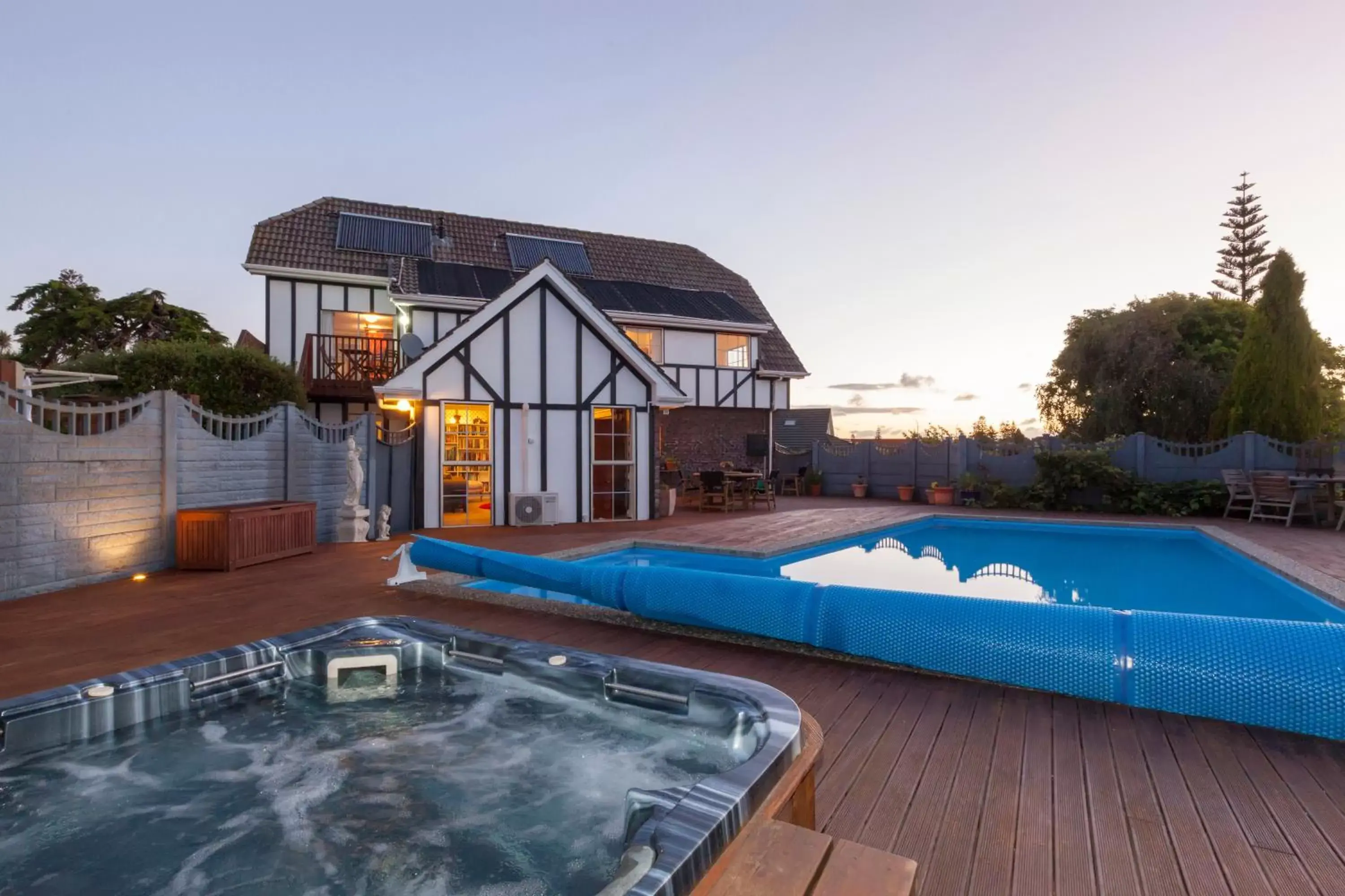 Swimming pool, Property Building in Tudor Manor Bed & Breakfast