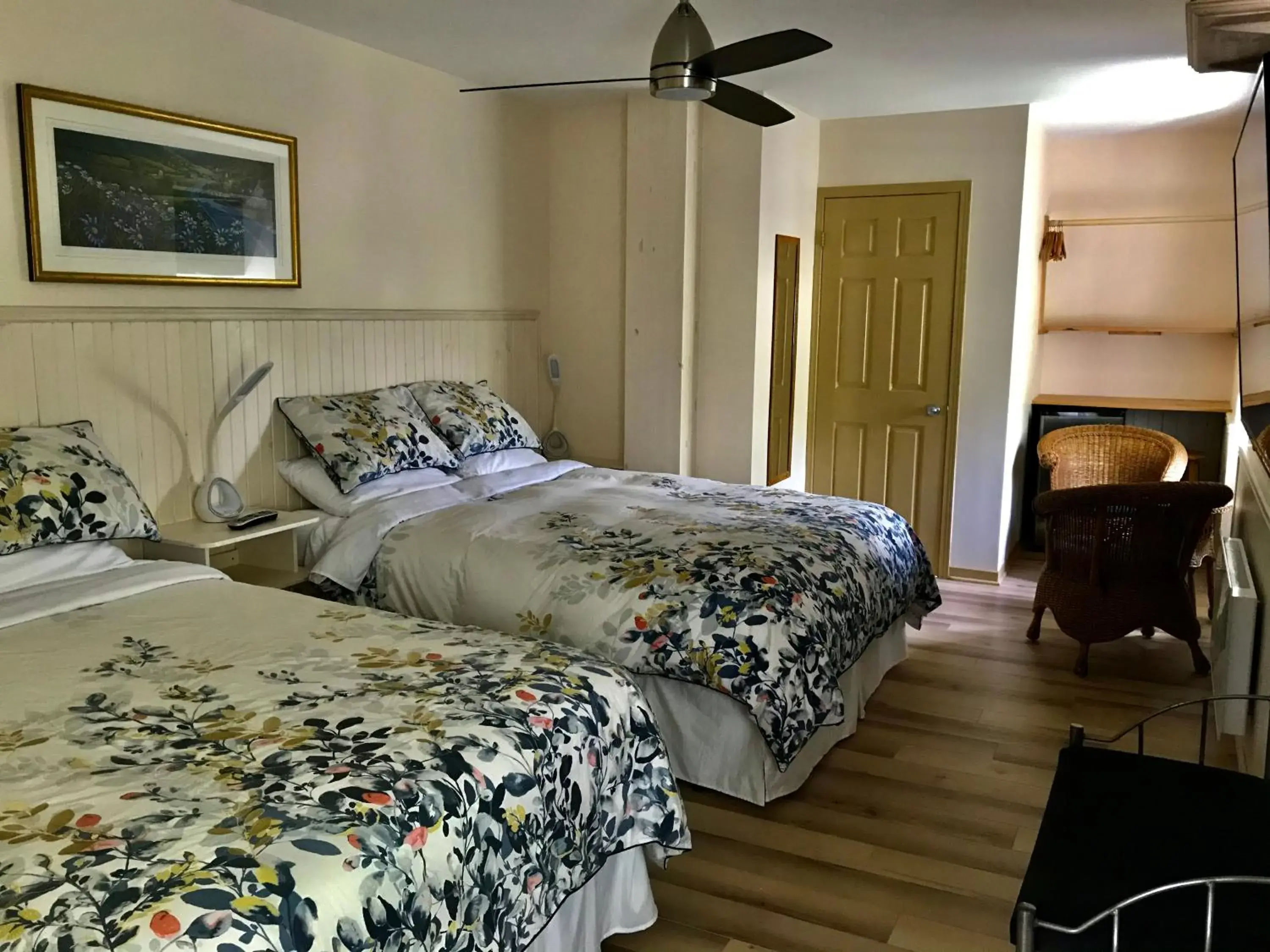Photo of the whole room, Bed in Auberge du Sault-à-la-Puce