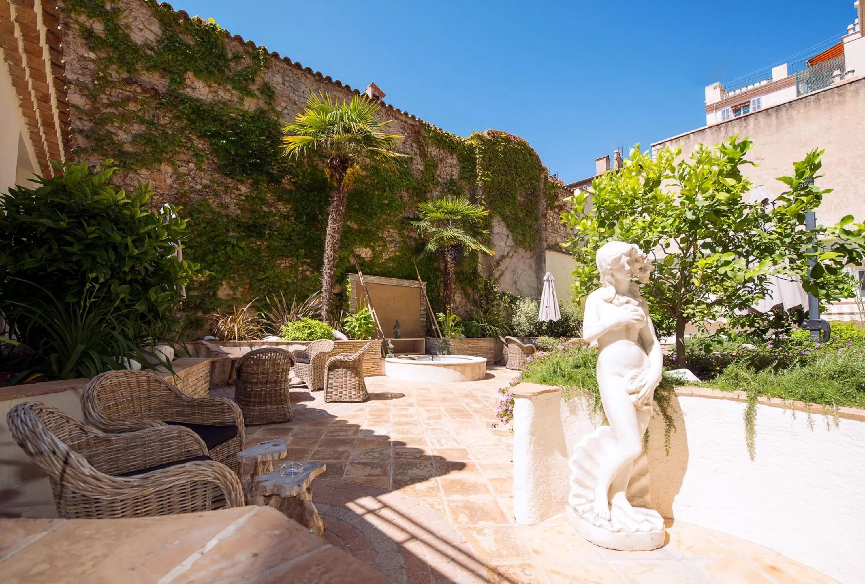 Patio in Best Western Premier Le Patio des Artistes Wellness Jacuzzi