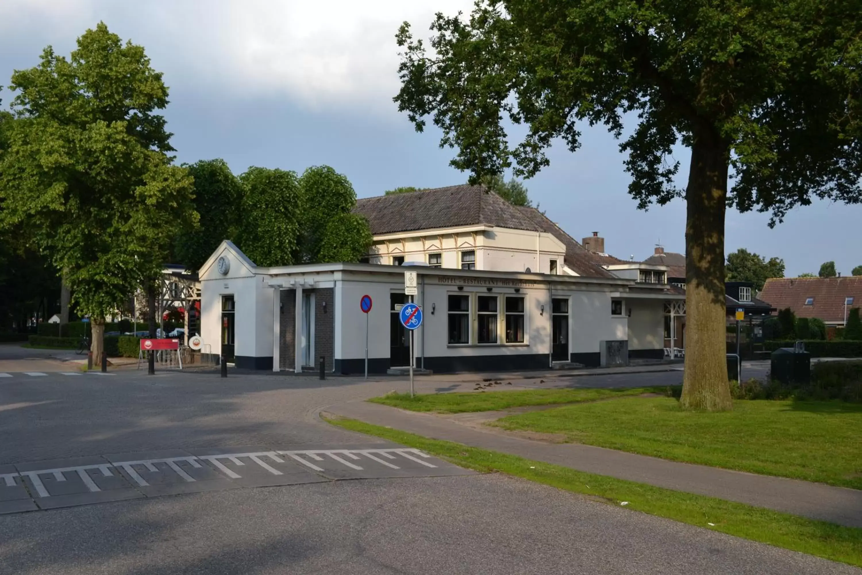 Facade/entrance, Property Building in Hotel-Restaurant Het Rechthuis