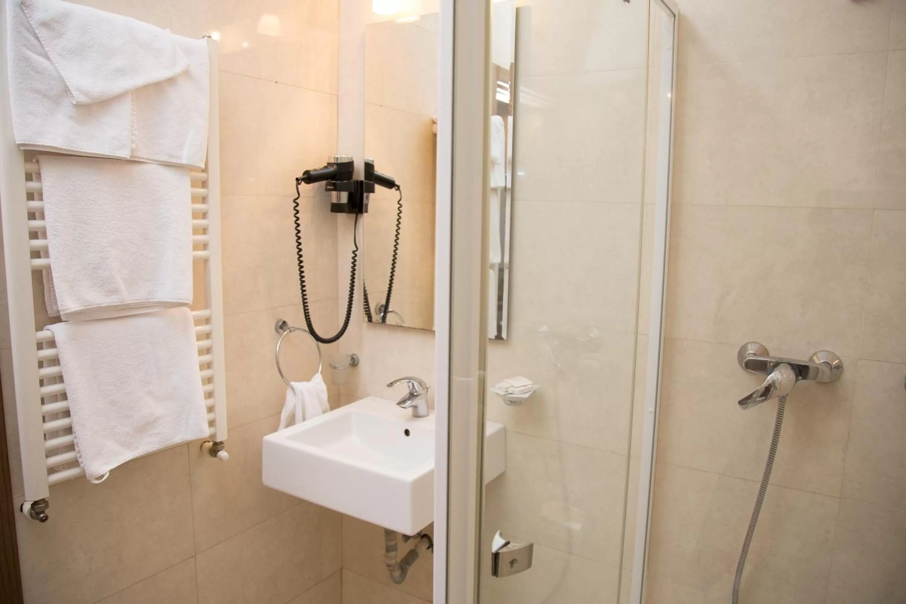 Shower in Hotel TISA