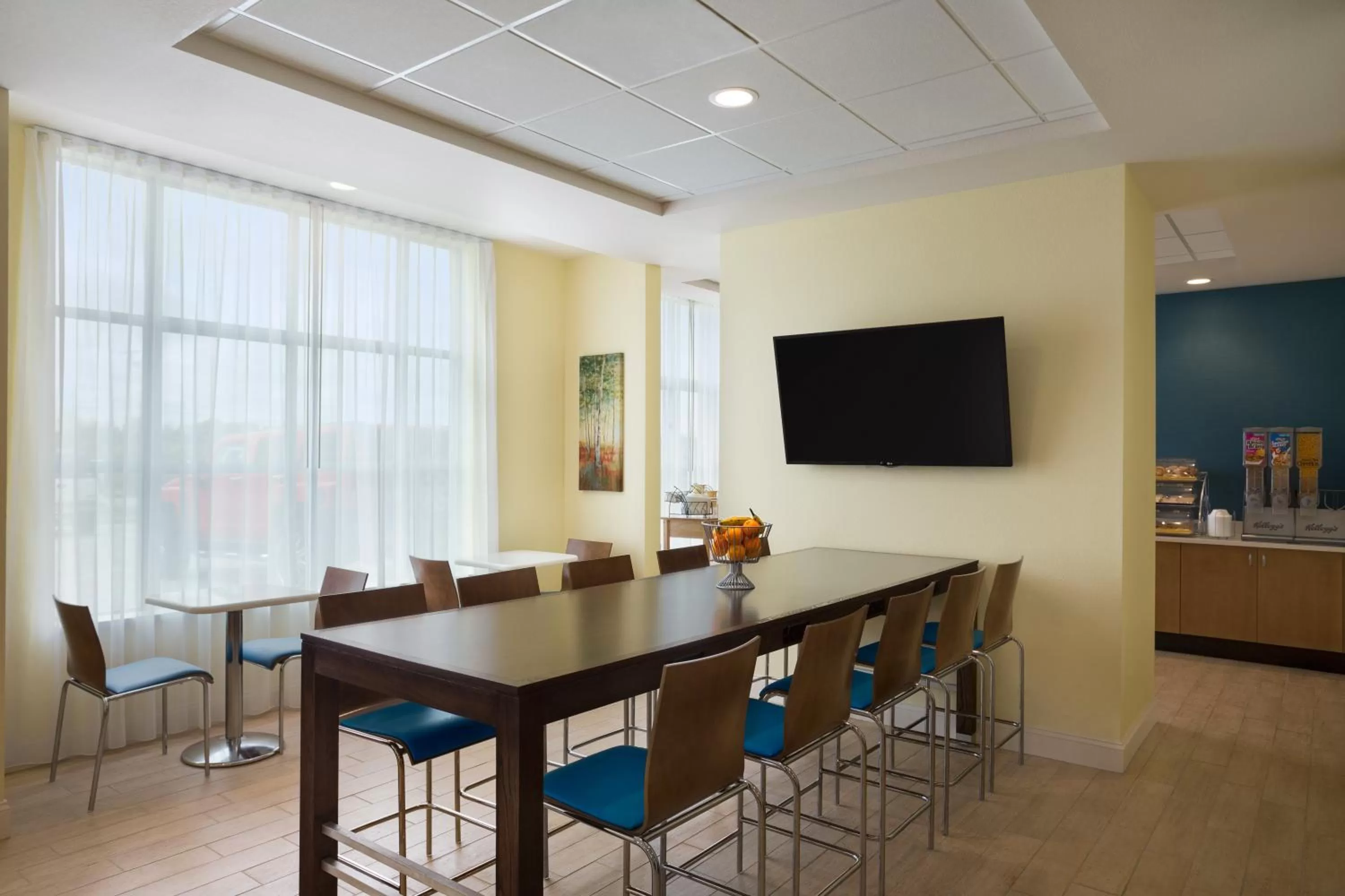 Communal lounge/ TV room in Days Inn & Suites by Wyndham Belmont